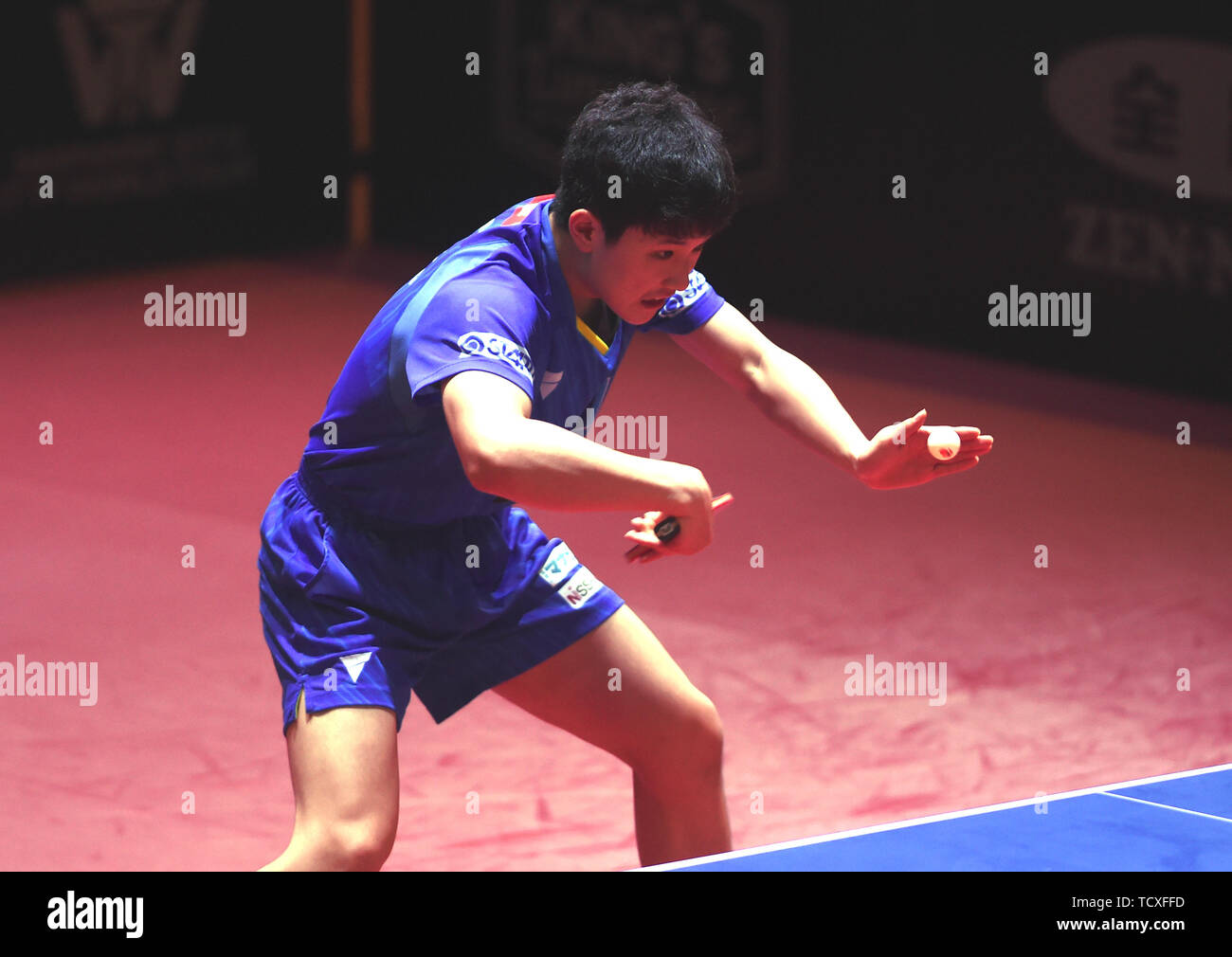 Tomokazu Harimoto del Giappone restituisce un colpo a Lin Gaoyuan della Cina nel maschile di tennis da tavolo singles match finale durante il mondo ITTF in tournée ad Hong Kong Open 2019 a Hong Kong, Cina, 9 giugno 2019. Foto Stock