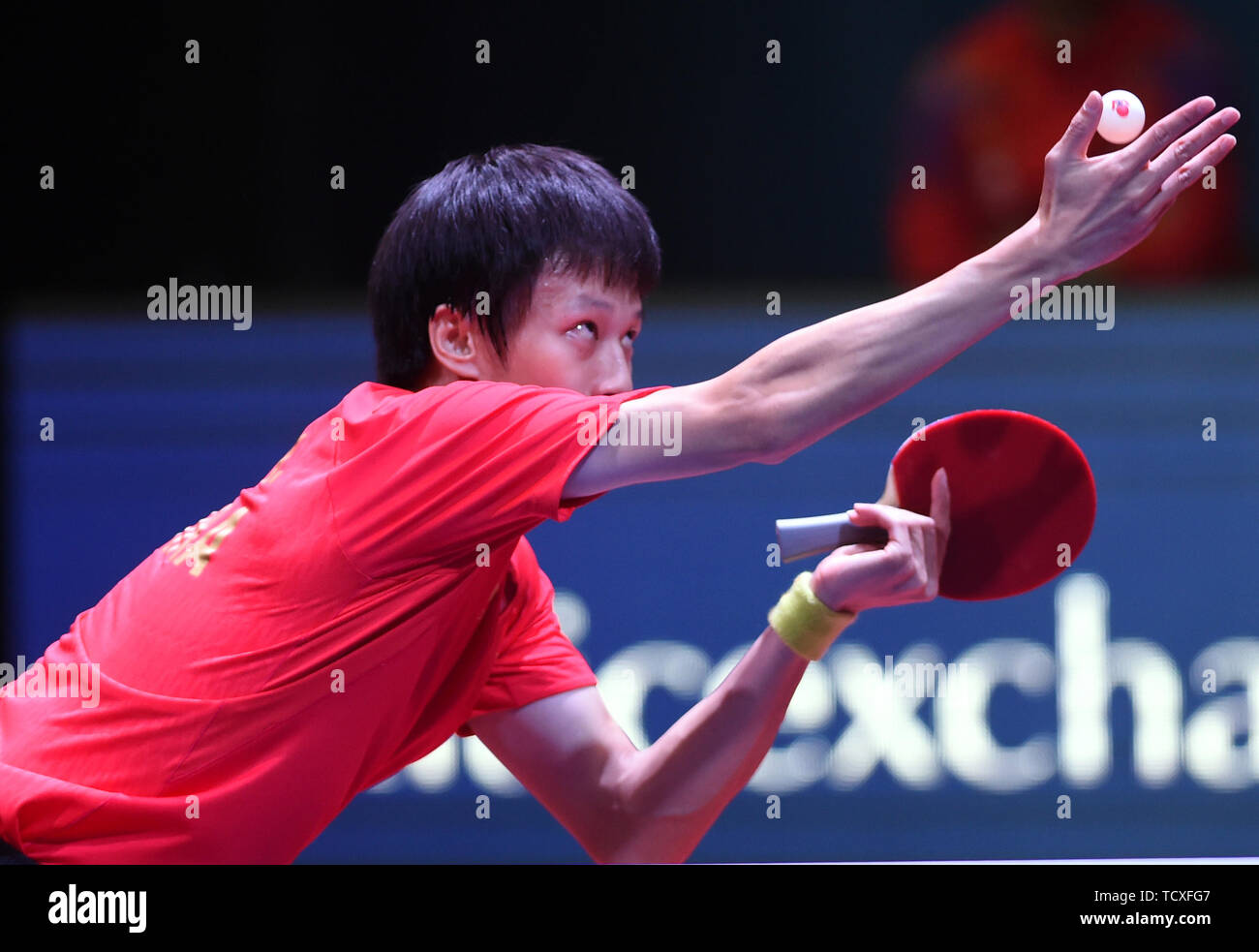 Lin Gaoyuan della Cina serve contro Tomokazu Harimoto del Giappone nel maschile di tennis da tavolo singles match finale durante il mondo ITTF in tournée ad Hong Kong Open 2019 a Hong Kong, Cina, 9 giugno 2019. Foto Stock