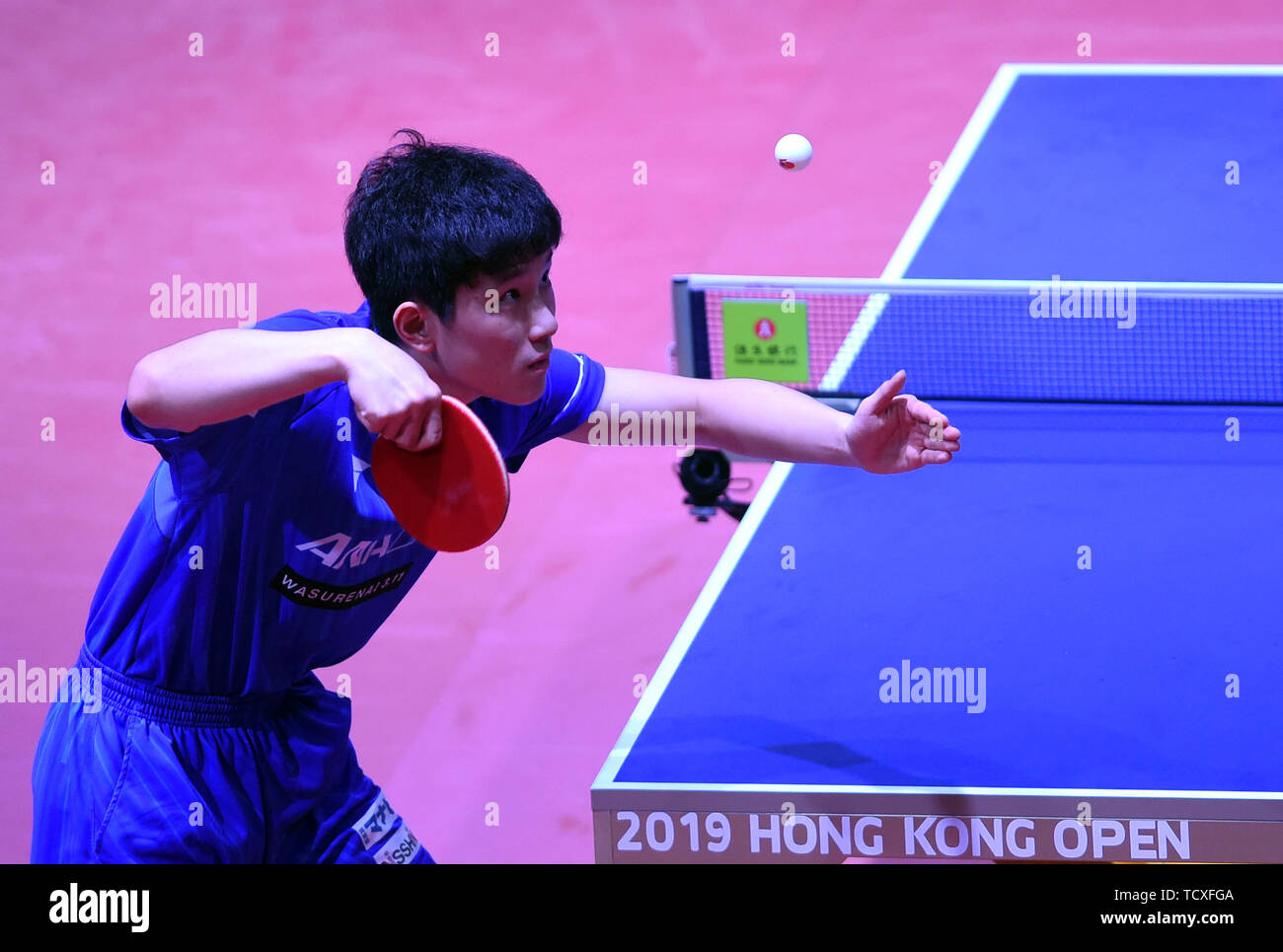Tomokazu Harimoto del Giappone serve contro Lin Gaoyuan della Cina nel maschile di tennis da tavolo singles match finale durante il mondo ITTF in tournée ad Hong Kong Open 2019 a Hong Kong, Cina, 9 giugno 2019. Foto Stock