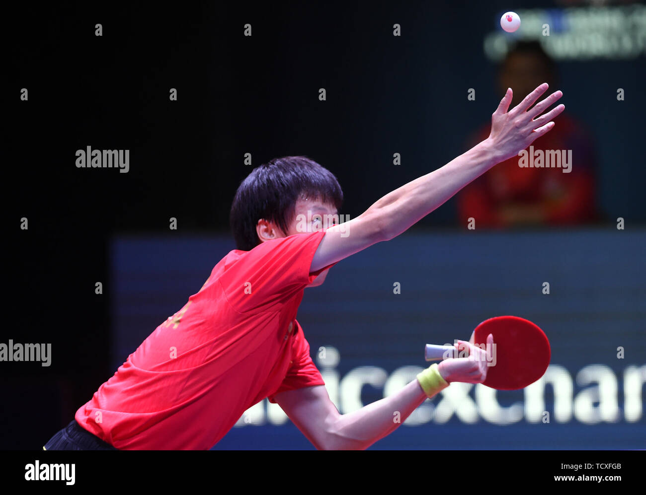 Lin Gaoyuan della Cina serve contro Tomokazu Harimoto del Giappone nel maschile di tennis da tavolo singles match finale durante il mondo ITTF in tournée ad Hong Kong Open 2019 a Hong Kong, Cina, 9 giugno 2019. Foto Stock