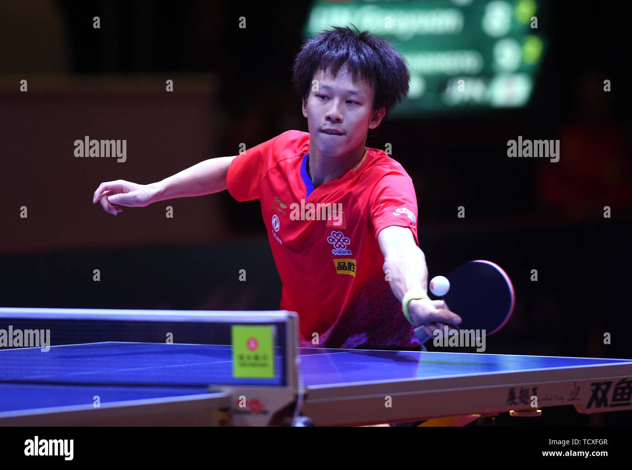 Lin Gaoyuan della Cina restituisce un colpo di Tomokazu Harimoto del Giappone nel maschile di tennis da tavolo singles match finale durante il mondo ITTF in tournée ad Hong Kong Open 2019 a Hong Kong, Cina, 9 giugno 2019. Foto Stock