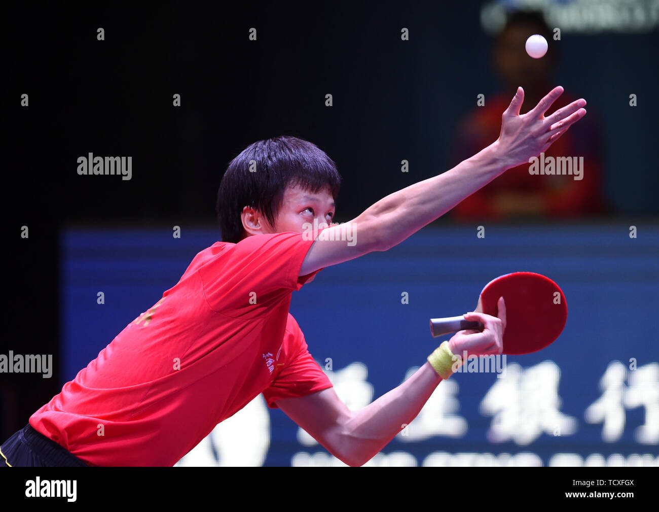 Lin Gaoyuan della Cina serve contro Tomokazu Harimoto del Giappone nel maschile di tennis da tavolo singles match finale durante il mondo ITTF in tournée ad Hong Kong Open 2019 a Hong Kong, Cina, 9 giugno 2019. Foto Stock