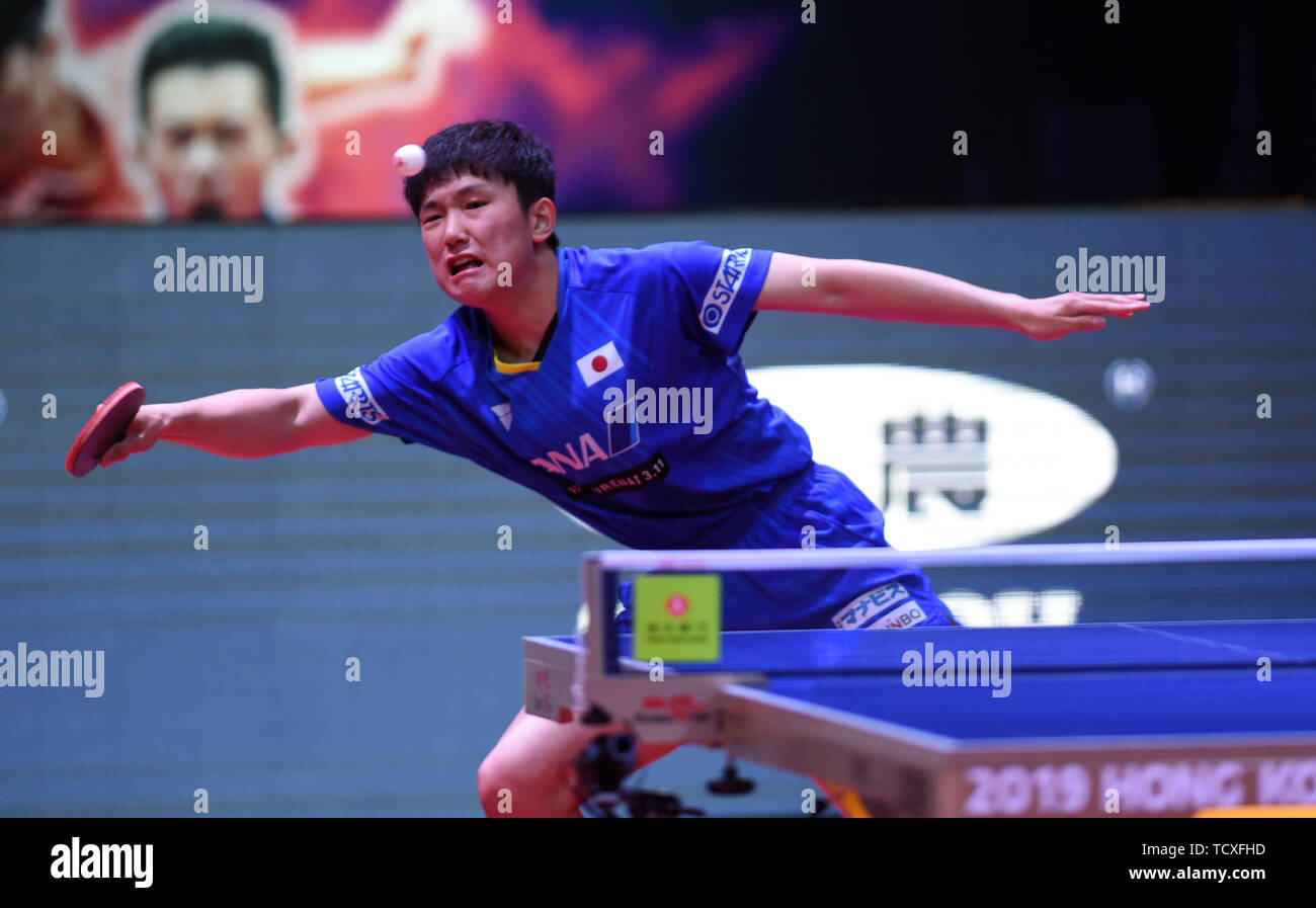 Tomokazu Harimoto del Giappone restituisce un colpo a Lin Gaoyuan della Cina nel maschile di tennis da tavolo singles match finale durante il mondo ITTF in tournée ad Hong Kong Open 2019 a Hong Kong, Cina, 9 giugno 2019. Foto Stock