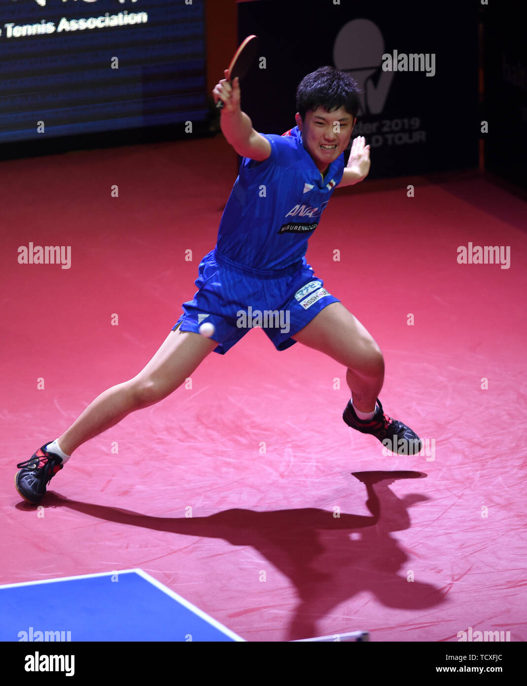 Tomokazu Harimoto del Giappone restituisce un colpo a Lin Gaoyuan della Cina nel maschile di tennis da tavolo singles match finale durante il mondo ITTF in tournée ad Hong Kong Open 2019 a Hong Kong, Cina, 9 giugno 2019. Foto Stock
