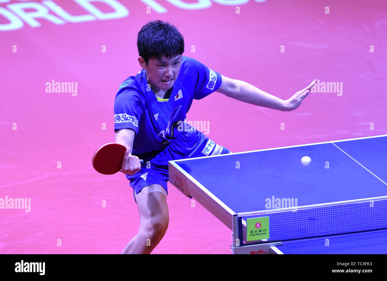 Tomokazu Harimoto del Giappone restituisce un colpo a Lin Gaoyuan della Cina nel maschile di tennis da tavolo singles match finale durante il mondo ITTF in tournée ad Hong Kong Open 2019 a Hong Kong, Cina, 9 giugno 2019. Foto Stock