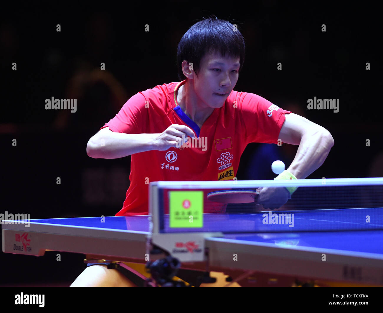 Lin Gaoyuan della Cina restituisce un colpo di Tomokazu Harimoto del Giappone nel maschile di tennis da tavolo singles match finale durante il mondo ITTF in tournée ad Hong Kong Open 2019 a Hong Kong, Cina, 9 giugno 2019. Foto Stock