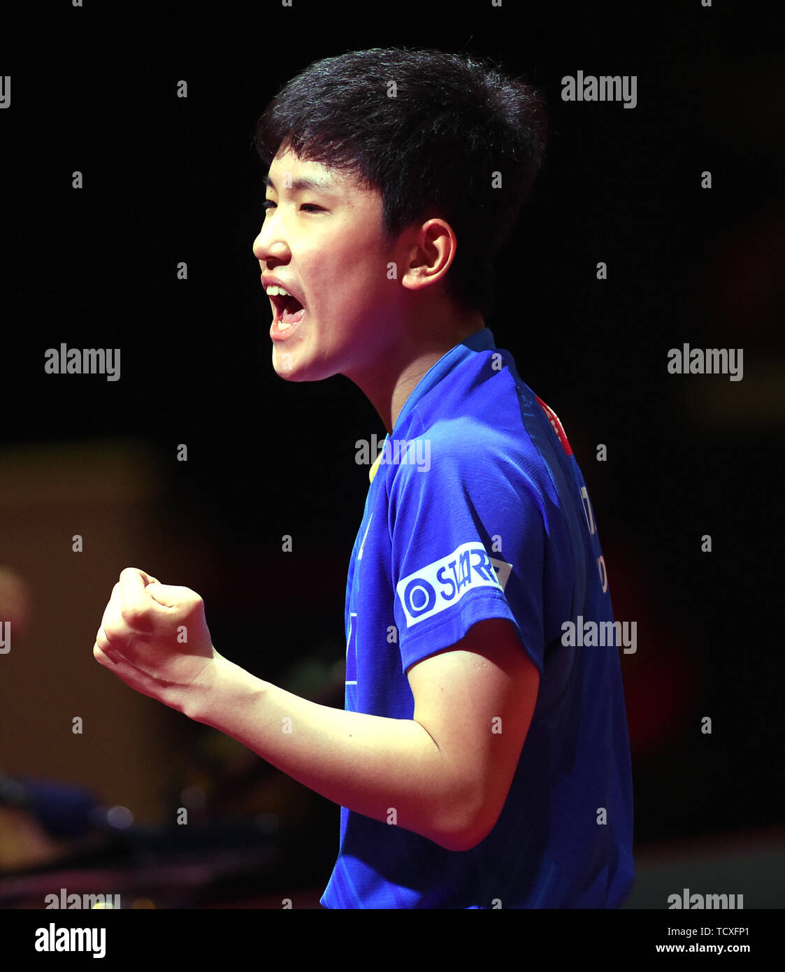 Tomokazu Harimoto del Giappone reagisce dopo il punteggio contro Lin Gaoyuan della Cina nel maschile di tennis da tavolo singles match finale durante il mondo ITTF in tournée ad Hong Kong Open 2019 a Hong Kong, Cina, 9 giugno 2019. Foto Stock