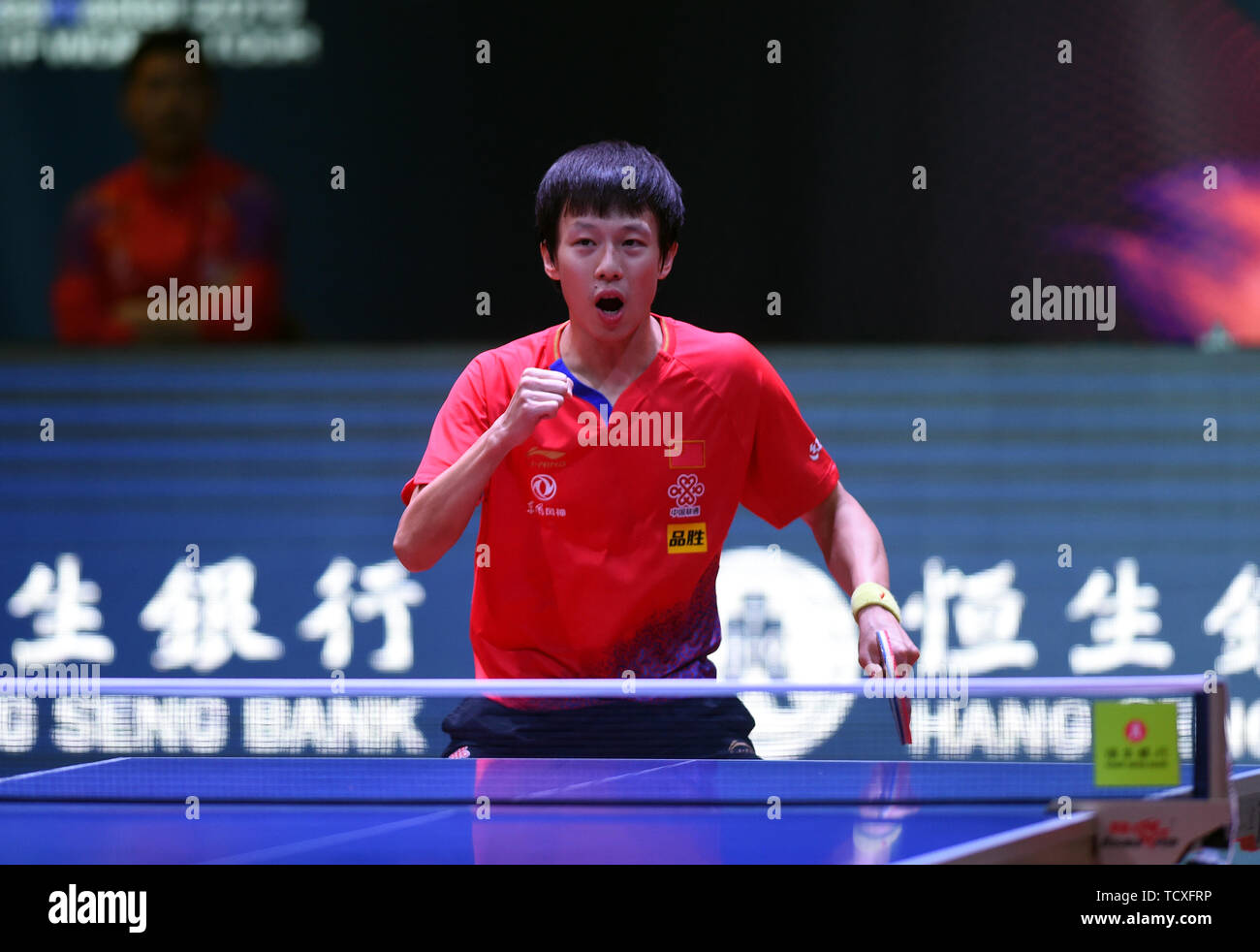 Lin Gaoyuan della Cina reagisce dopo il punteggio contro Tomokazu Harimoto del Giappone nel maschile di tennis da tavolo singles match finale durante il mondo ITTF in tournée ad Hong Kong Open 2019 a Hong Kong, Cina, 9 giugno 2019. Foto Stock