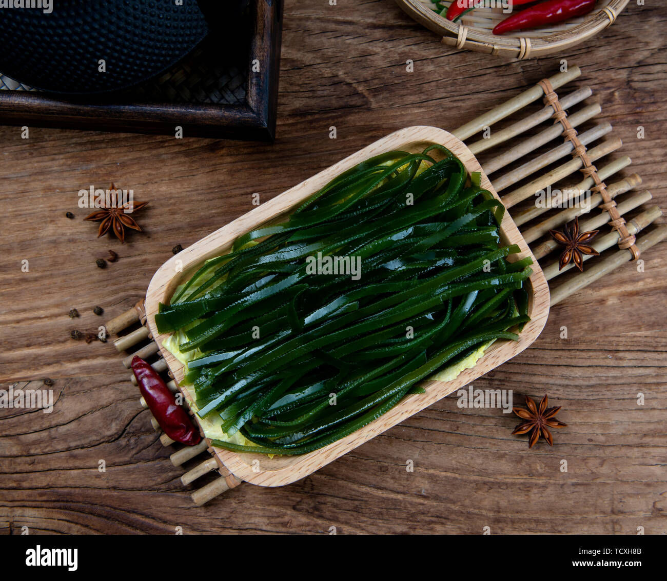 Hot pot piccante ingredienti seta kelp kelp nodo Foto Stock