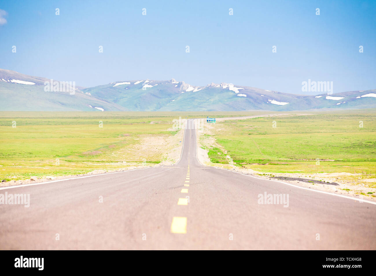 A inizio estate il vuoto di National Highway 218 si estende fino alla collina distante. Foto Stock