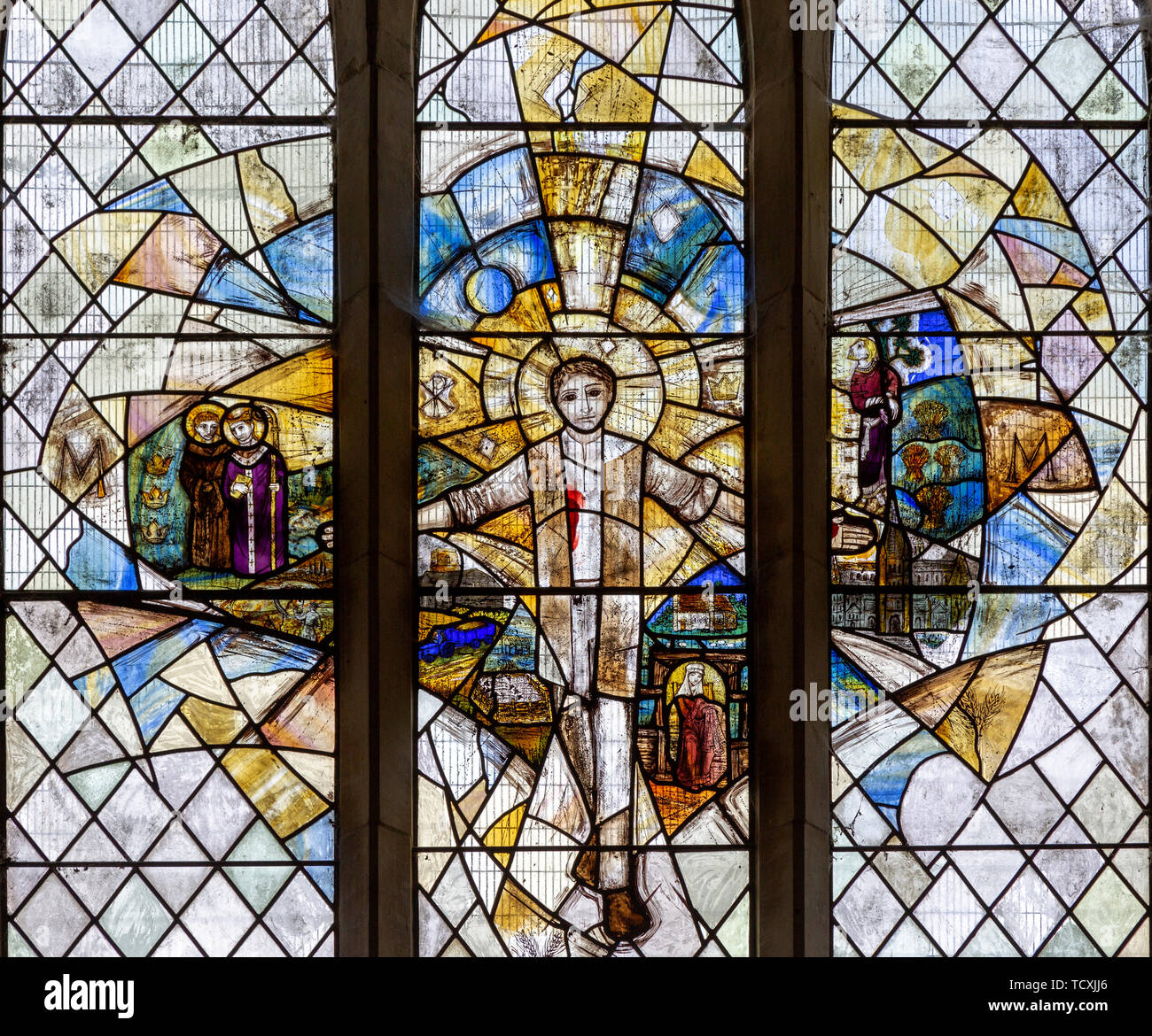 Millennium vetrata di Cristo risorto da Pippa Blackall, Alpheton chiesa, Suffolk, Inghilterra, Regno Unito Foto Stock