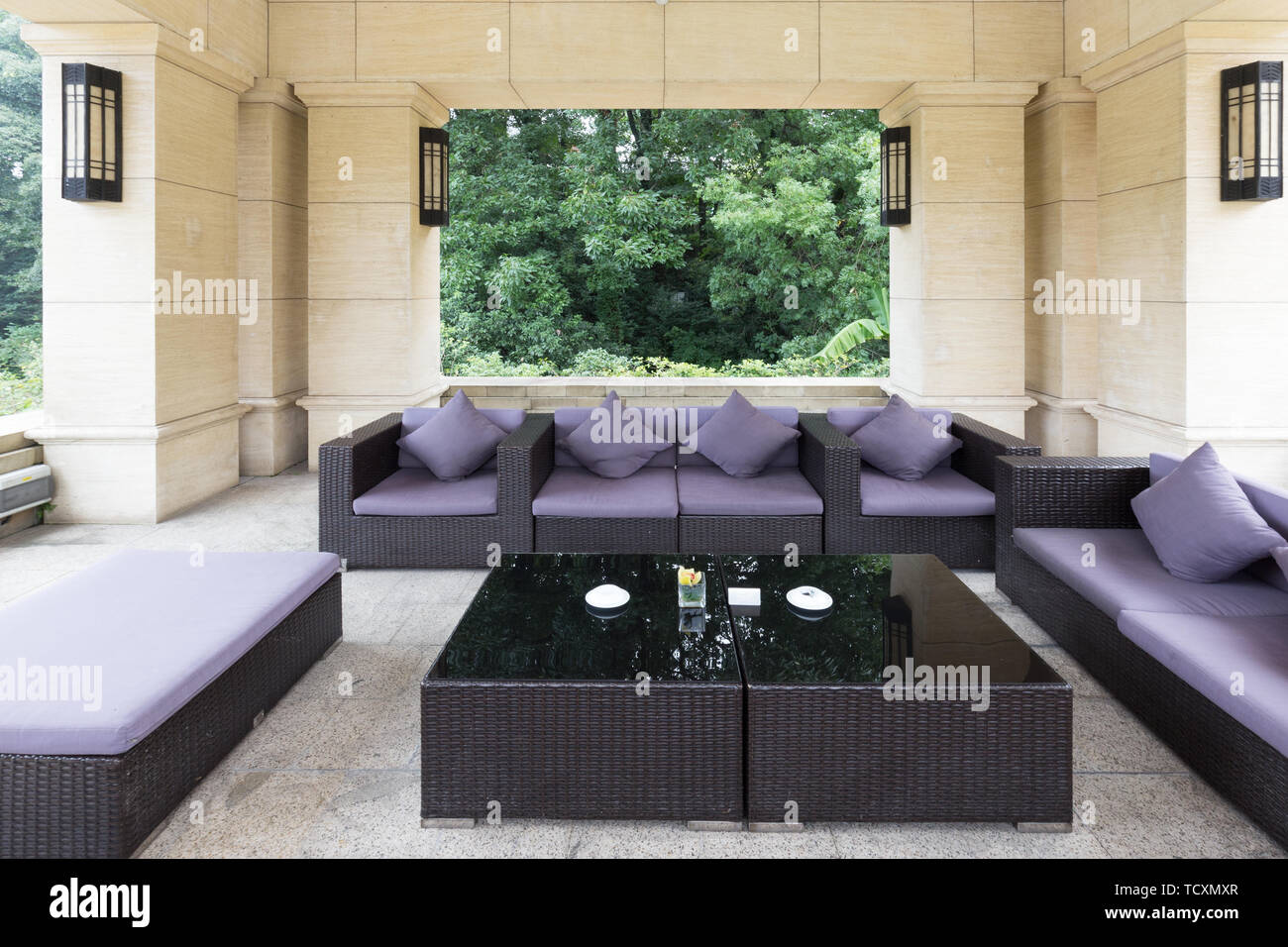 Eleganti divani viola in edificio moderno in back yard Foto Stock
