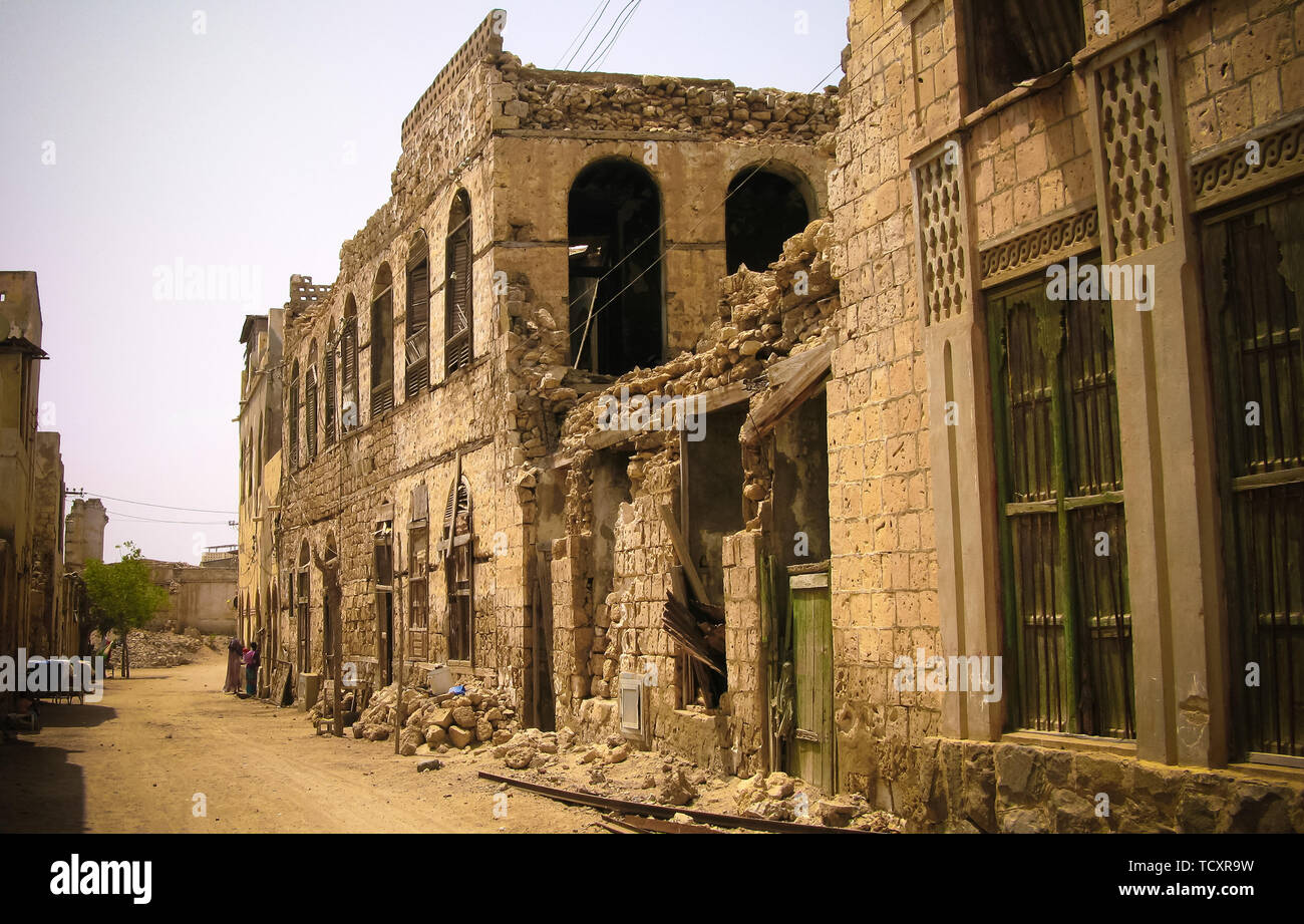 Rovinato edificio in stile coloniale a la strada di Massawa , Eritrea Foto Stock