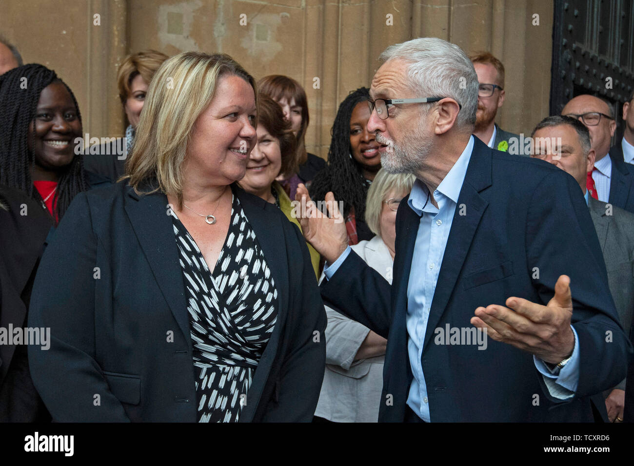 Leader laburista Jeremy Corbyn, il Cabinet di ombra e di parlamentari laburisti benvenuti appena eletto membro del lavoro del Parlamento Lisa Forbes al parlamento di Westminster, Londra, dopo la sua vittoria in Peterborough da-elezione. Foto Stock