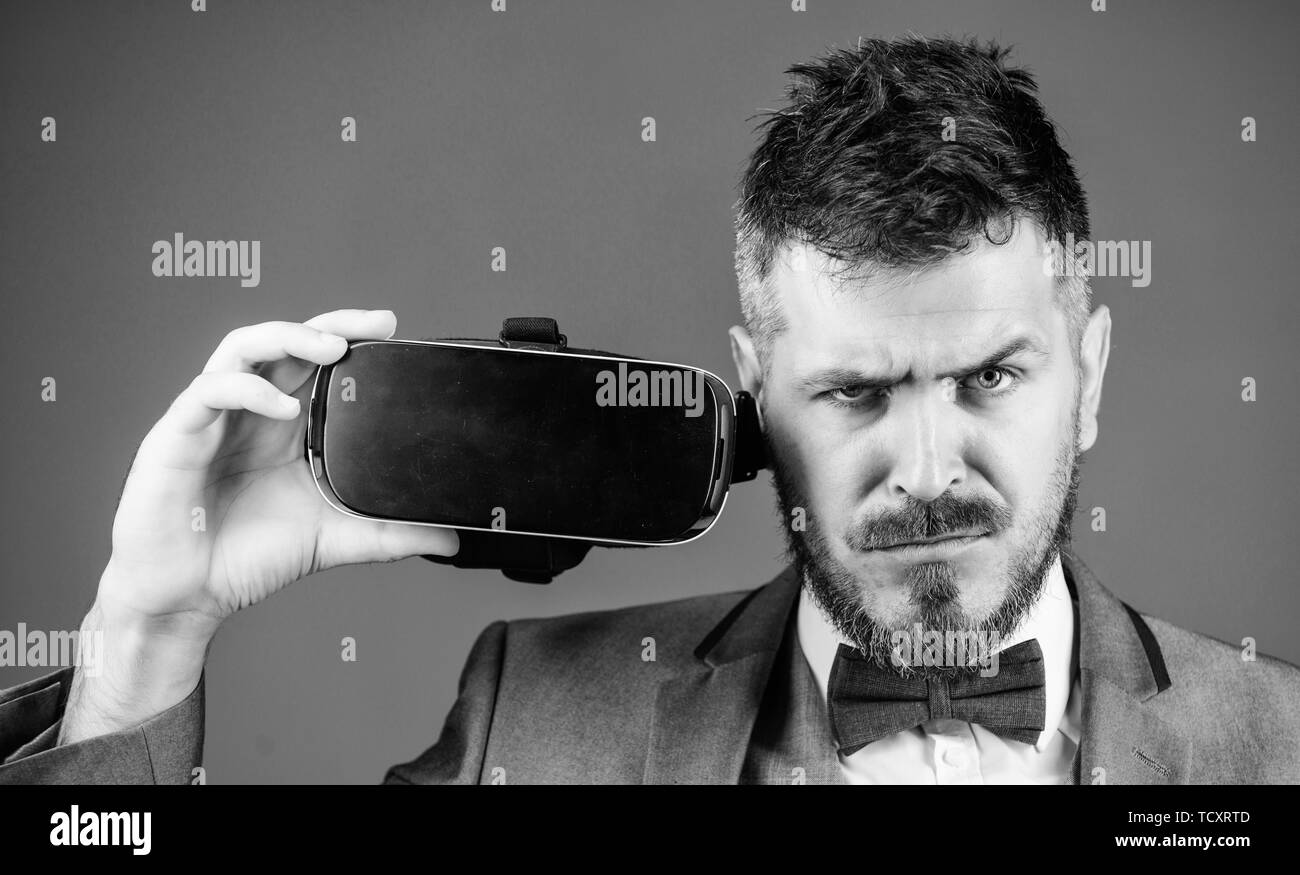 Imprenditore in VR auricolare. Realtà visiva. Utilizzare la tecnologia del futuro. la realtà virtuale goggle. Nelle aziende moderne. Futuro digitale e l'innovazione. uomo barbuto wireless indossare occhiali VR. Godendo di una nuova esperienza. Foto Stock