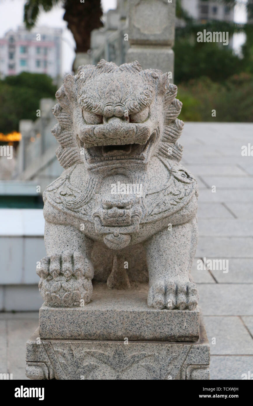 Tradizione cinese per allontanare gli spiriti maligni, bestie, leoni di pietra. Foto Stock