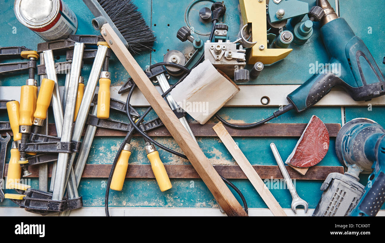 Close up di attrezzi assortiti per legnaiolo giacente sul blu superficie di lavoro. Inquadratura orizzontale Foto Stock