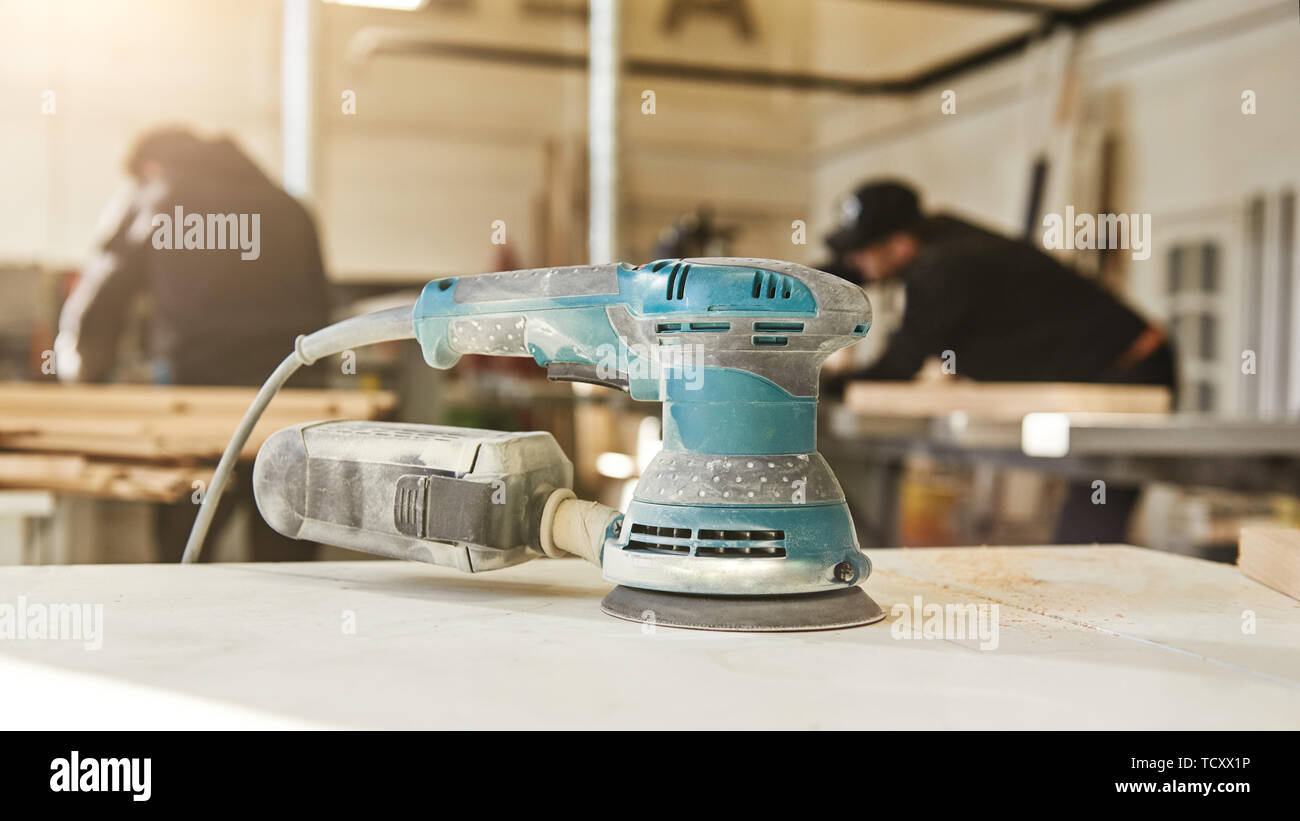 Levigatrice elettrica. Macchina per la molatura di legno. Lavorazione del  legno nel laboratorio di falegnameria. Inquadratura orizzontale Foto stock  - Alamy