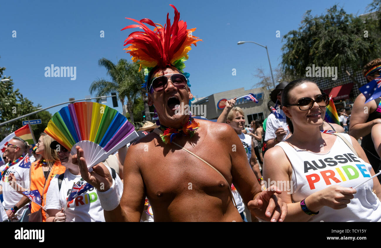 I partecipanti al LA Pride Parade in West Hollywood, California. La quarantanovesima annuale di Gay Pride Parade include un festival di musica e la sfilata di un corteo che attira grandi folle. Foto Stock