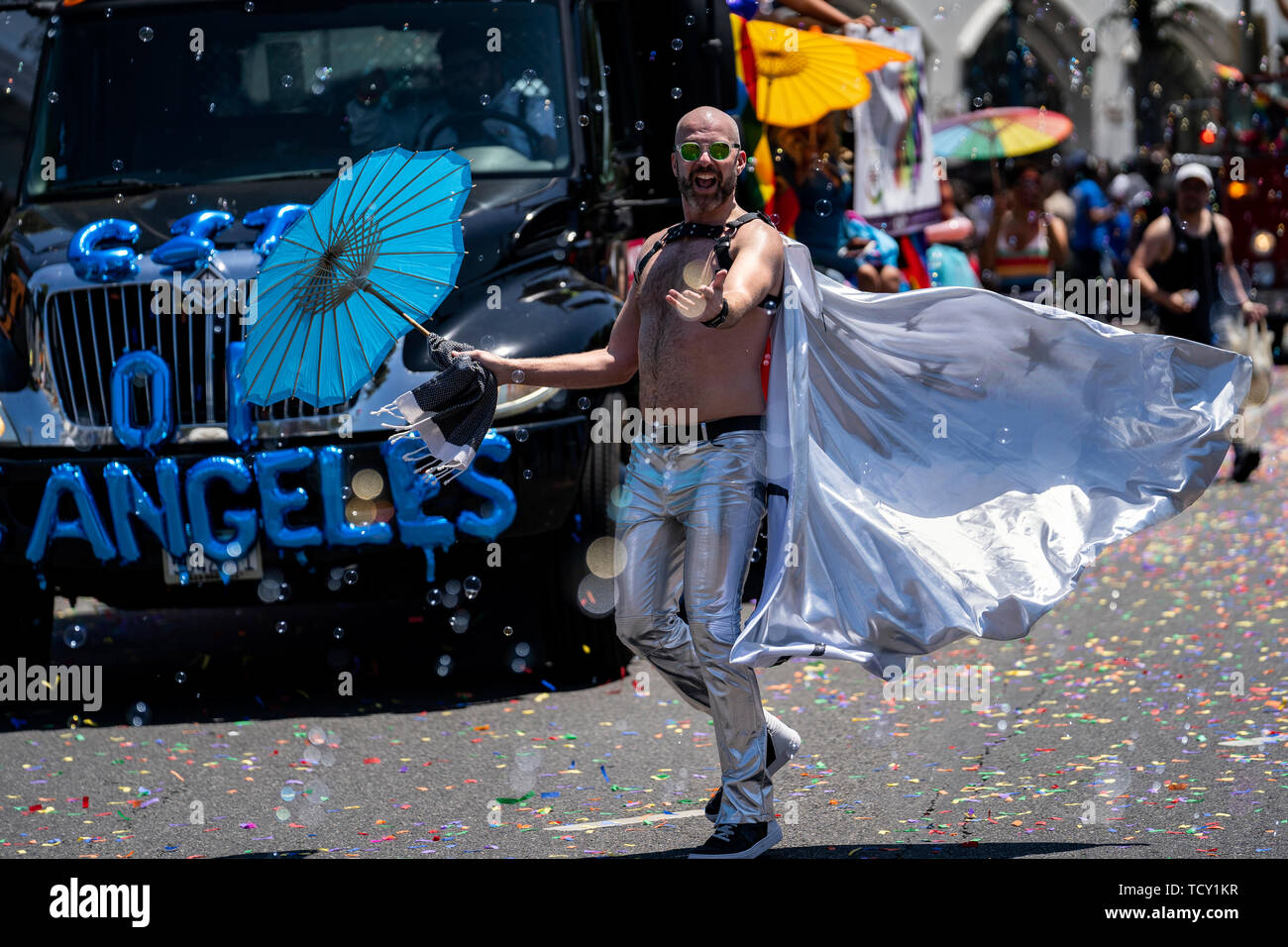 Un uomo danze sulla strada durante la Pride Parade in West Hollywood, California. La quarantanovesima annuale di Gay Pride Parade include un festival di musica e la sfilata di un corteo che attira grandi folle. Foto Stock