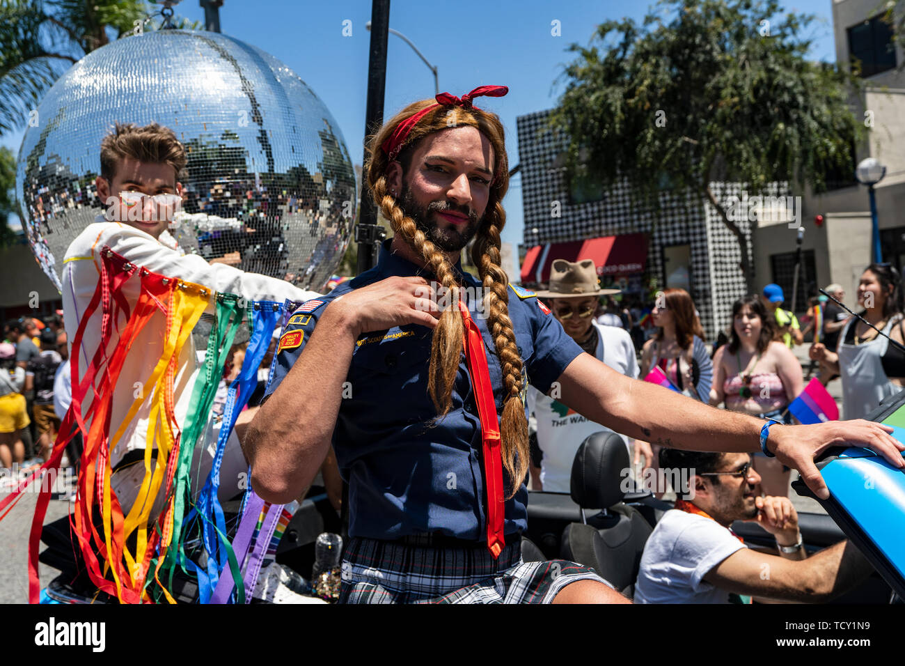 I partecipanti al LA Pride Parade in West Hollywood, California. La quarantanovesima annuale di Gay Pride Parade include un festival di musica e la sfilata di un corteo che attira grandi folle. Foto Stock