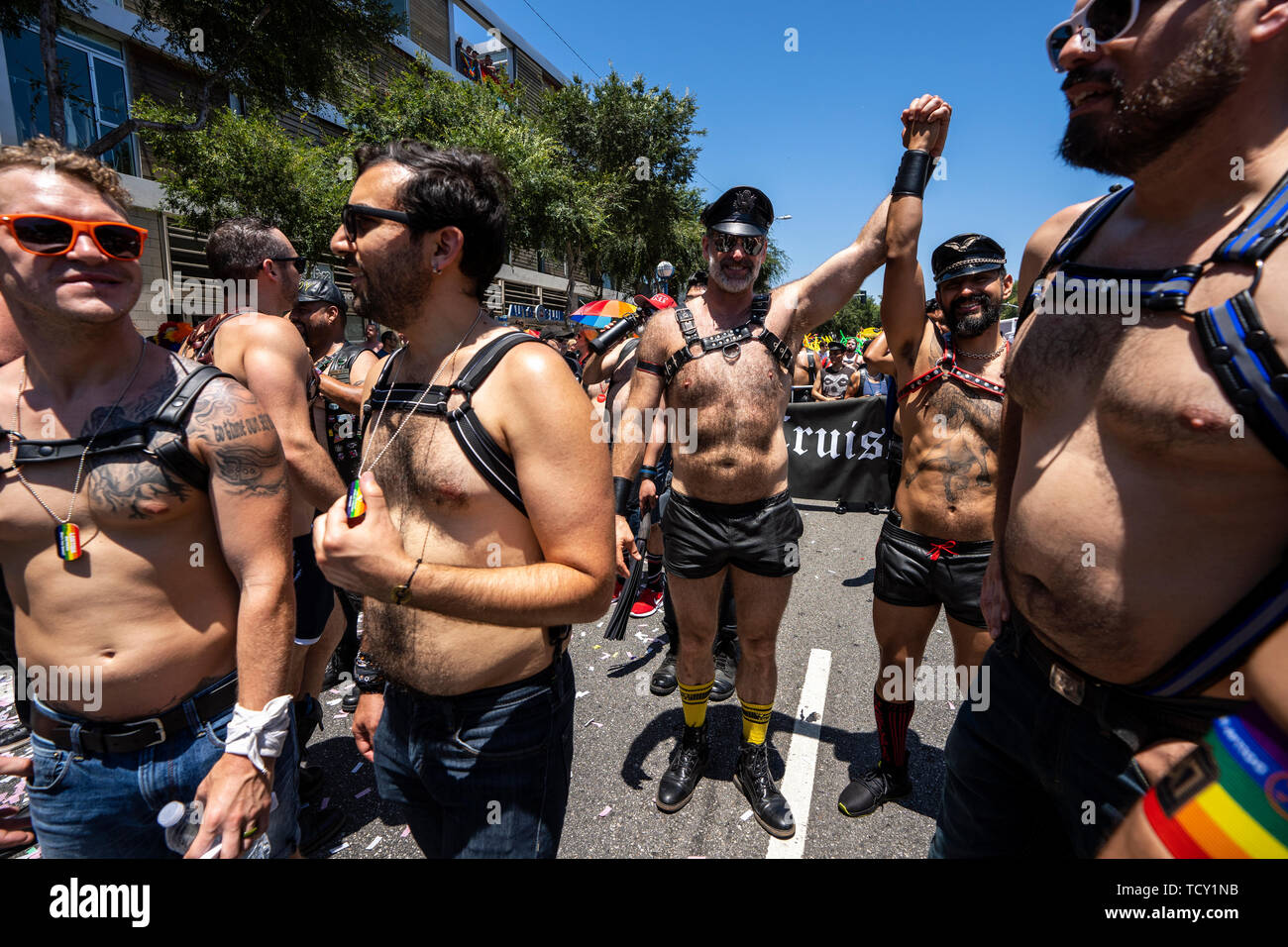 I partecipanti al LA Pride Parade in West Hollywood, California. La quarantanovesima annuale di Gay Pride Parade include un festival di musica e la sfilata di un corteo che attira grandi folle. Foto Stock