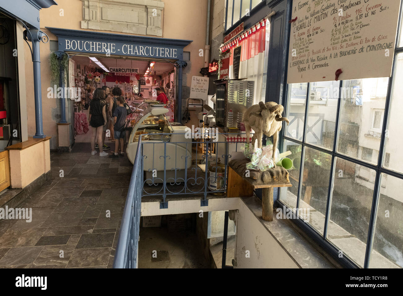 L'Europa, Francia, Cauterets, 2019-06, un negozio che vende salumi, formaggio, e una varietà di insalate, ai turisti nel central food arcade di Cautert vil Foto Stock