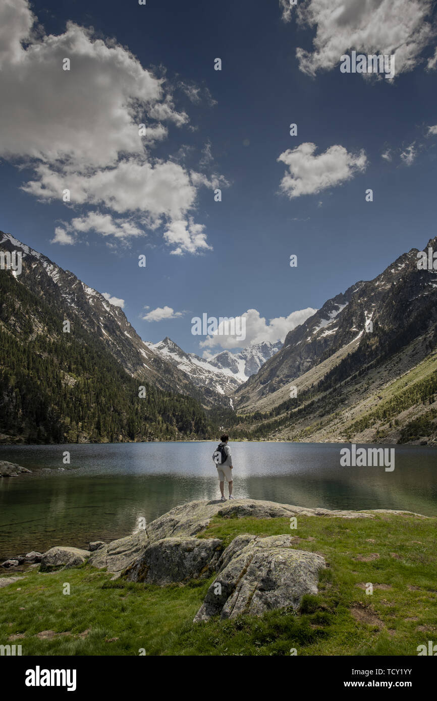 L'Europa, Francia, Pirenei, 06-2019, lago di Gaube è un lago dei Pirenei francesi, nel dipartimento delle Hautes Pyrénées, vicino alla città di Cauterets. Foto Stock