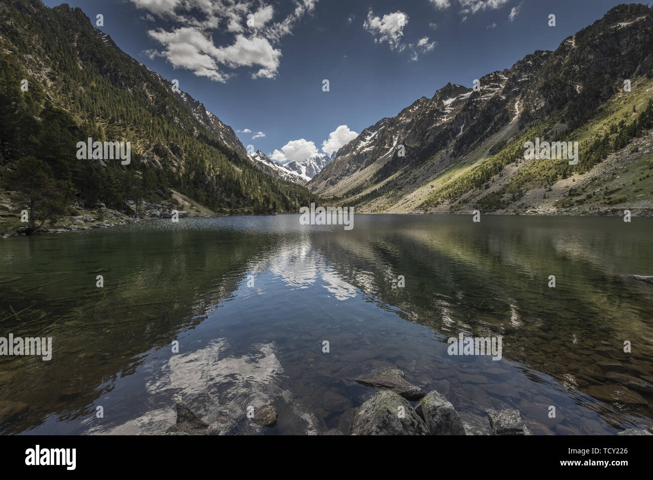 L'Europa, Francia, Pirenei, 06-2019, lago di Gaube è un lago dei Pirenei francesi, nel dipartimento delle Hautes Pyrénées, vicino alla città di Cauterets. Foto Stock