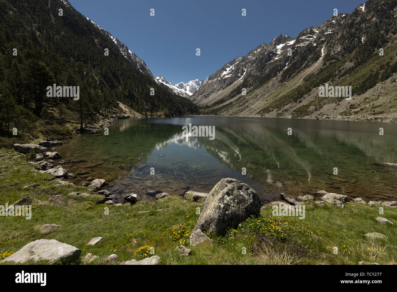 L'Europa, Francia, Pirenei, 06-2019, lago di Gaube è un lago dei Pirenei francesi, nel dipartimento delle Hautes Pyrénées, vicino alla città di Cauterets. Foto Stock