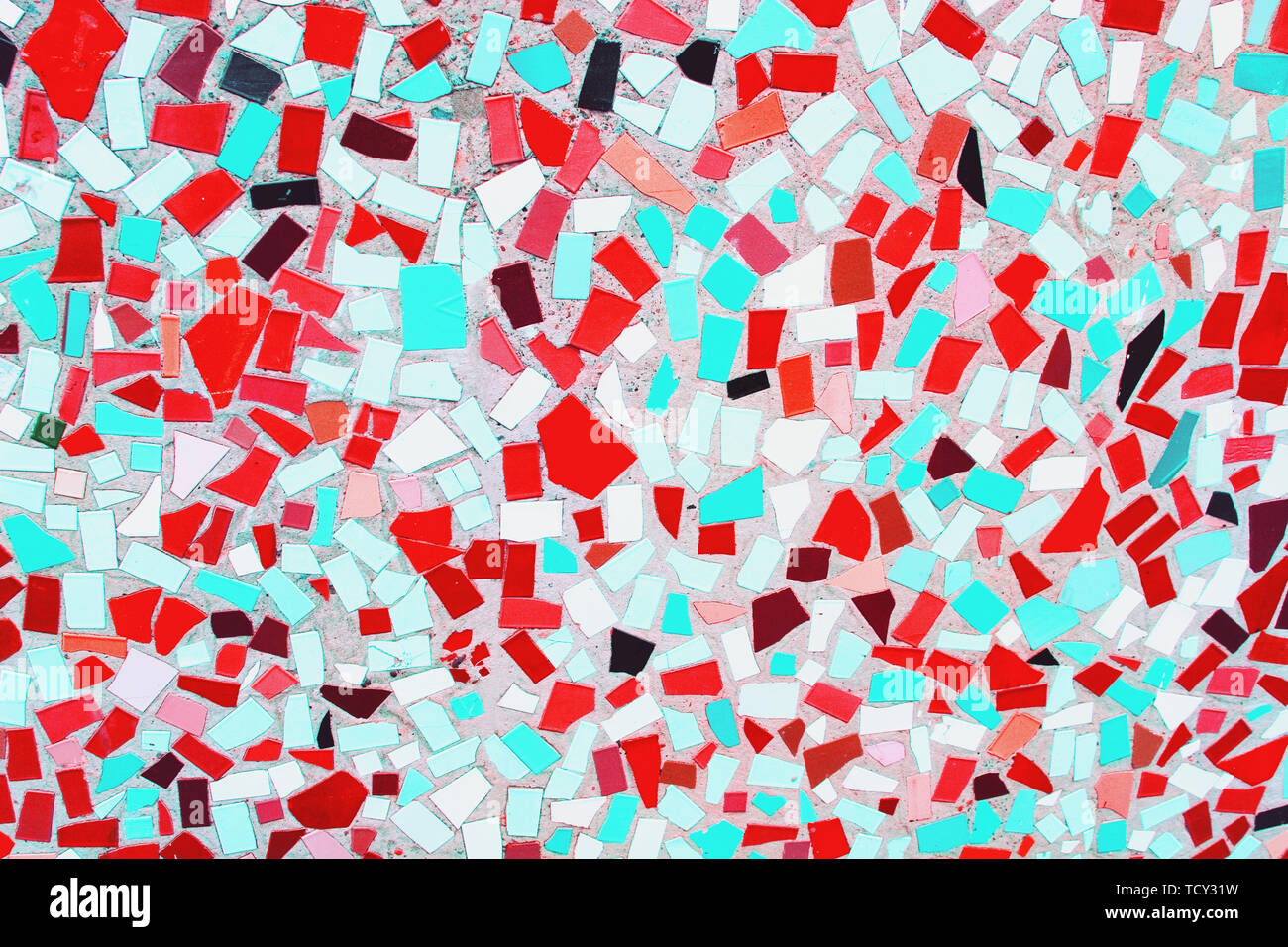 Primo piano di colori alla moda di menta, il bianco e il rosso abstract mosaico di piastrelle di ceramica di sfondo modellato Foto Stock