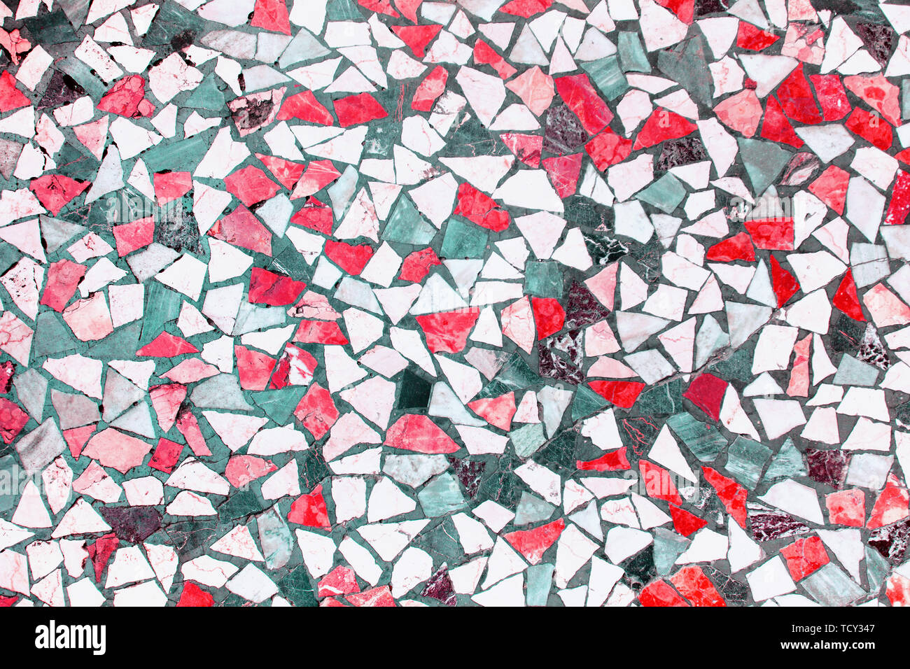 Primo piano del trendy di colore rosso, grigio, bianco e verde scuro abstract mosaico di piastrelle di ceramica di sfondo modellato Foto Stock