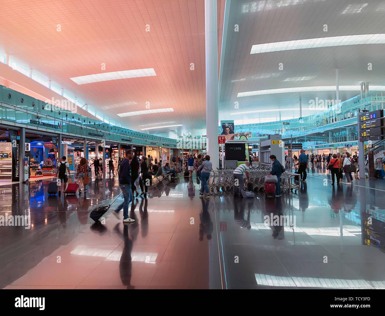 Barcellona, Spagna - 08 Giugno, 2019. El Prat Josep Tarradellas Aeroporto. Area pubblica presso il Terminal T1. A Piedi e in udienza i passeggeri in attesa di Foto Stock