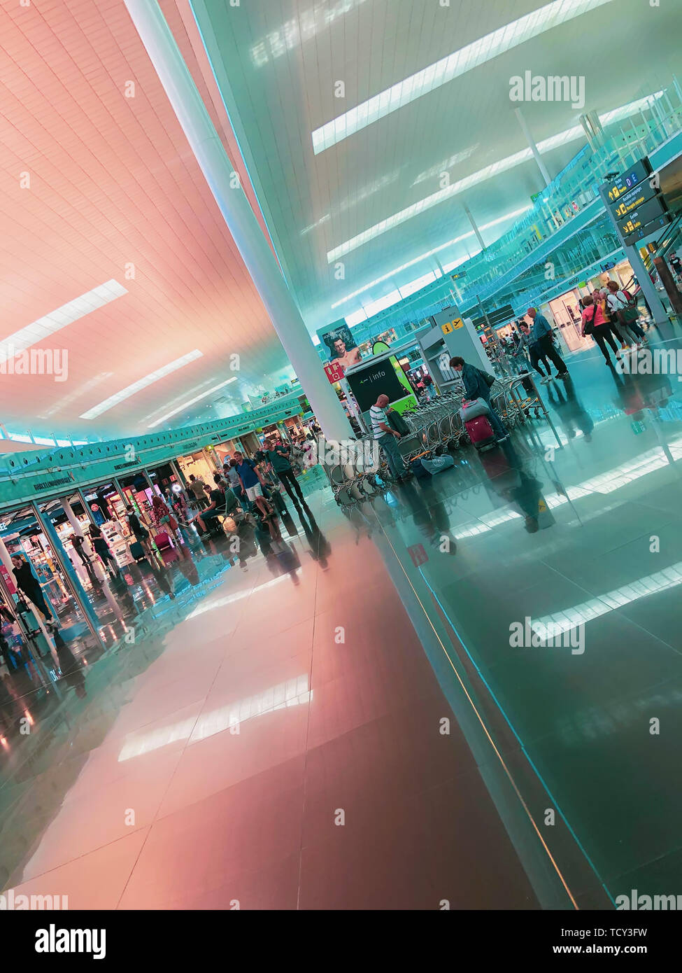 Barcellona, Spagna - 08 Giugno, 2019. El Prat Josep Tarradellas Aeroporto. A Piedi e in udienza i passeggeri in attesa per i voli all'interno moderno aeroporto con Foto Stock