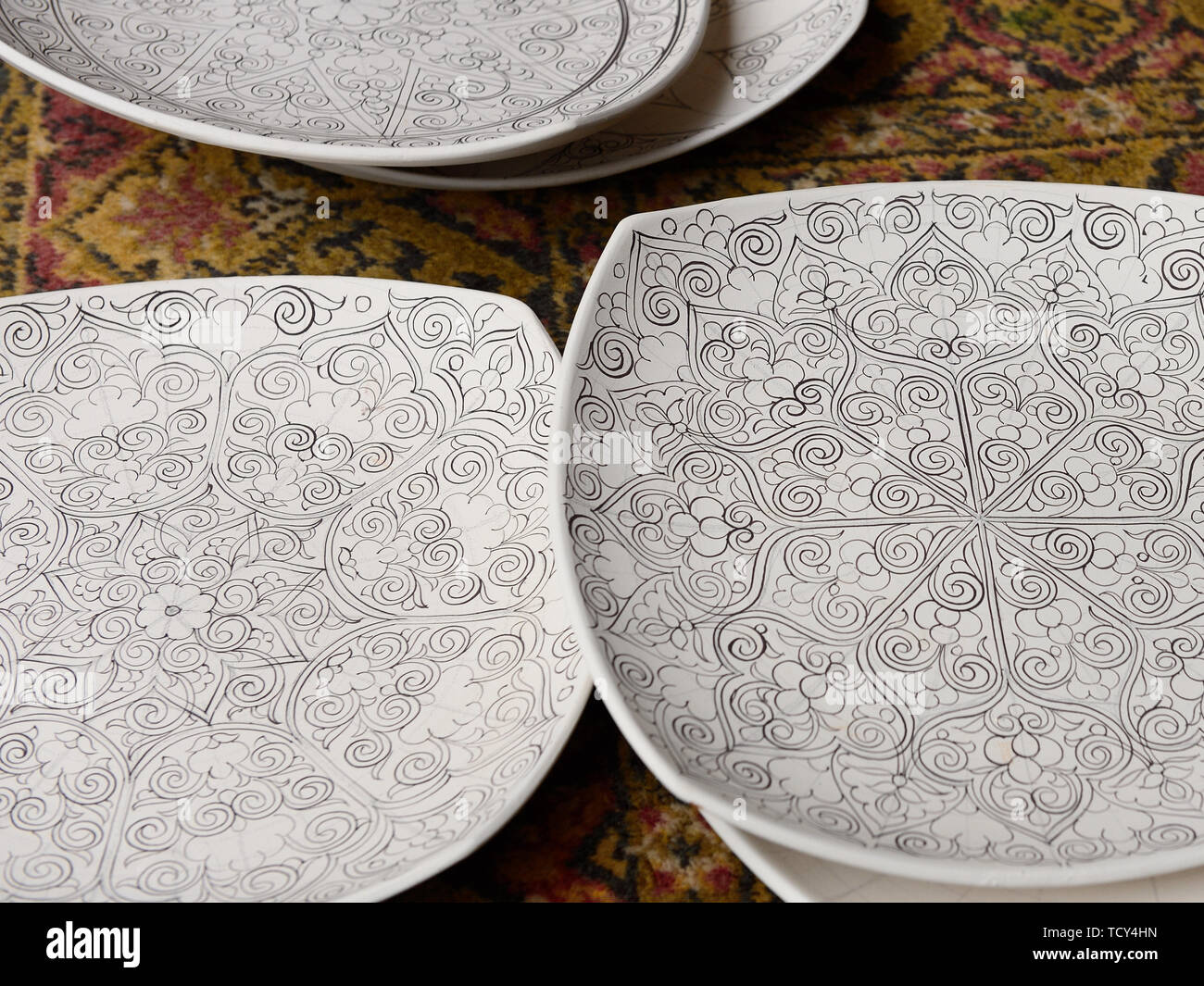 La preparazione di ceramica a manuale Polena, di primo grado design orientale, realizzato nella valle di Fergana, in Rishtan, Uzbekistan. Foto Stock