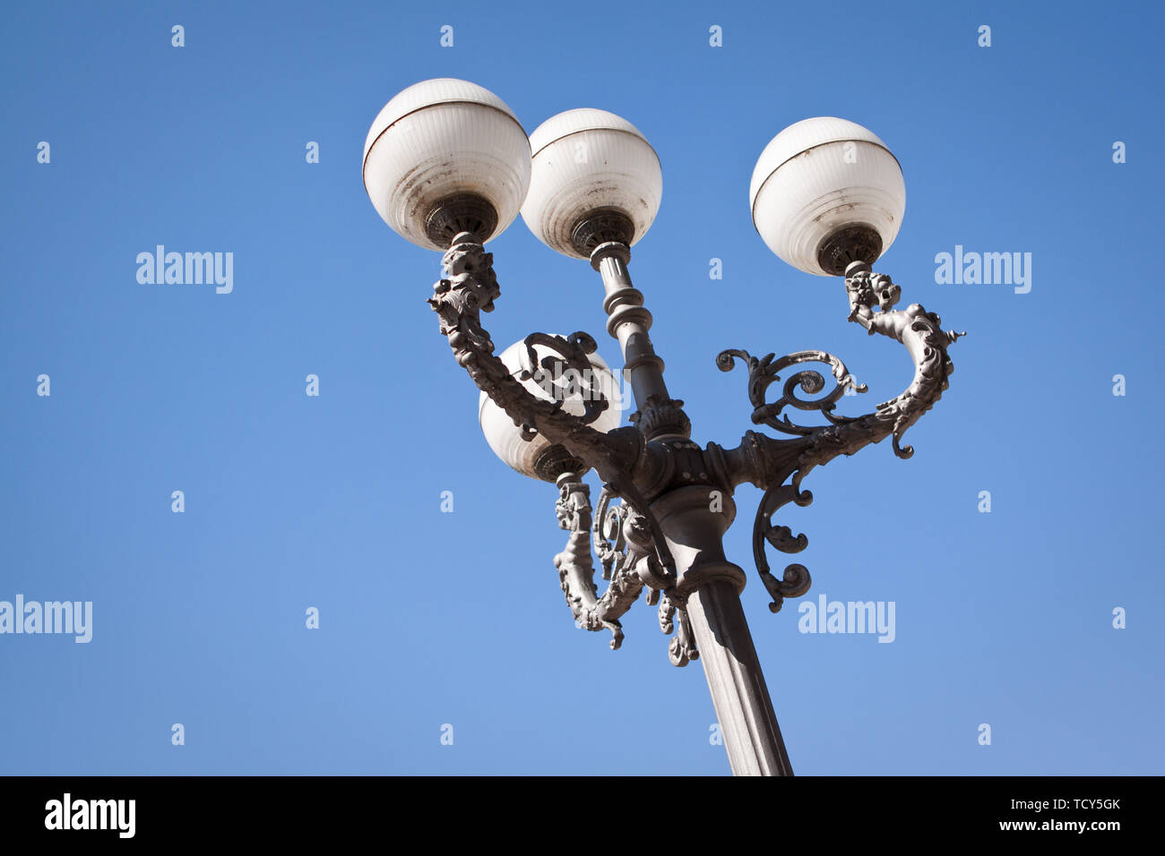 Una luce di strada a Verona, Italia fotografati contro un cielo blu. Foto Stock