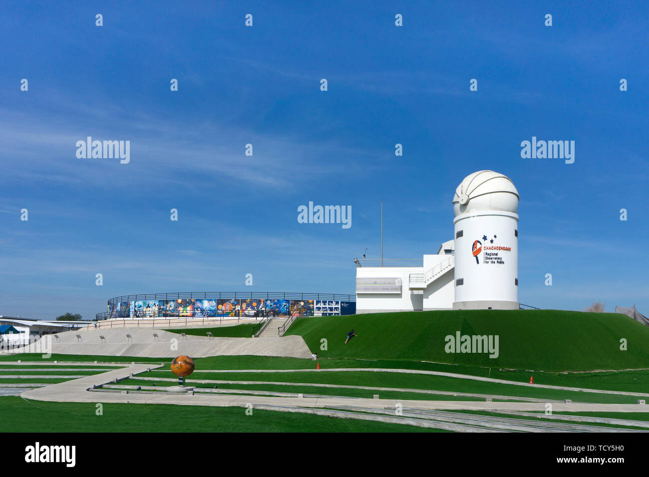 Chachoengsao, Thailand-December 15, 2018: Osservatorio regionale per il pubblico, luoghi per imparare circa l'astronomia. Foto Stock