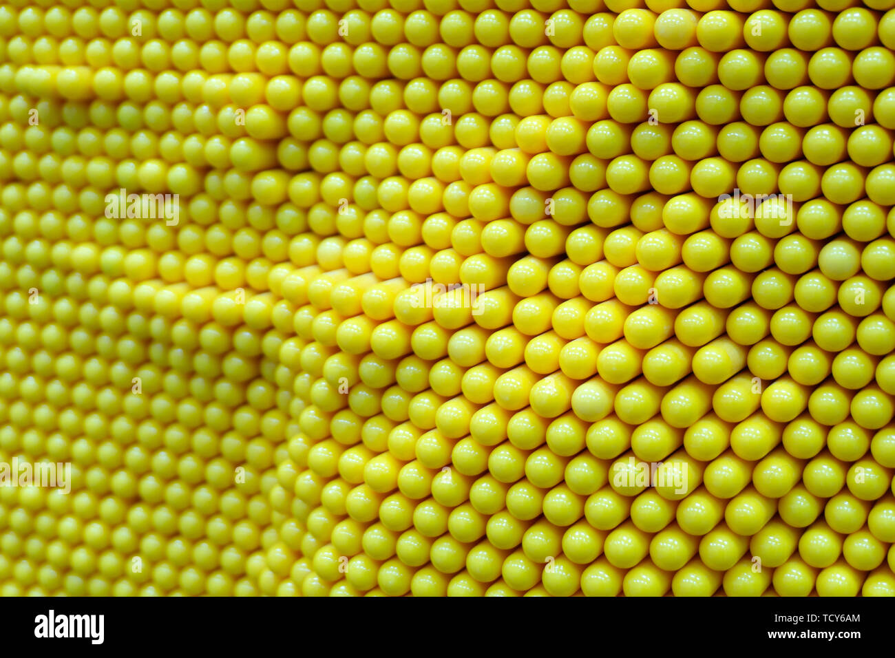 Punti astratto sfondo in colore giallo. Il giallo è il colore del sole. È associato con la gioia, la felicità, l'intelletto, e l'energia. Foto Stock