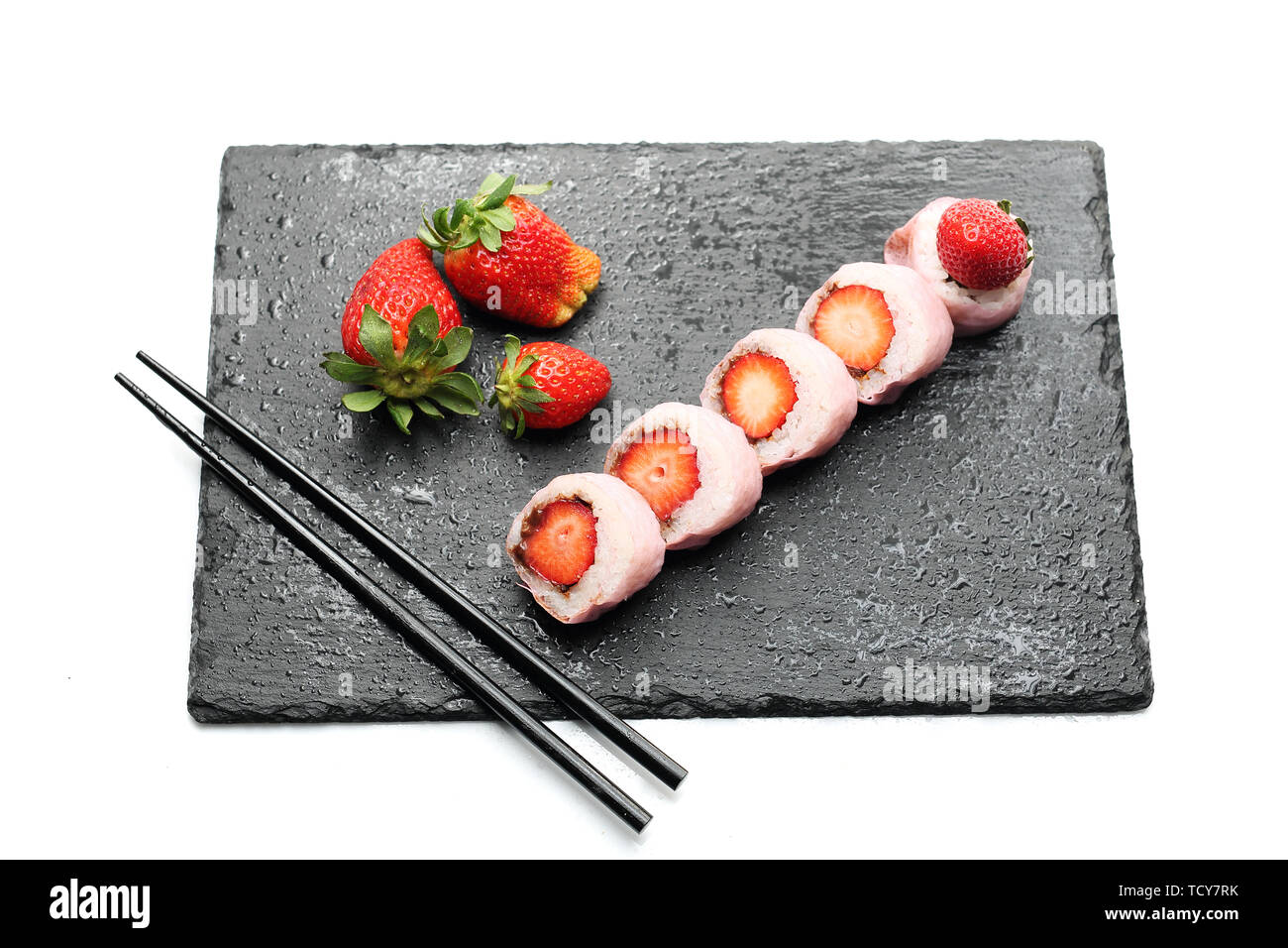 Dolci gustosi sushi, dessert di frutta. Composizione orizzontale Foto Stock