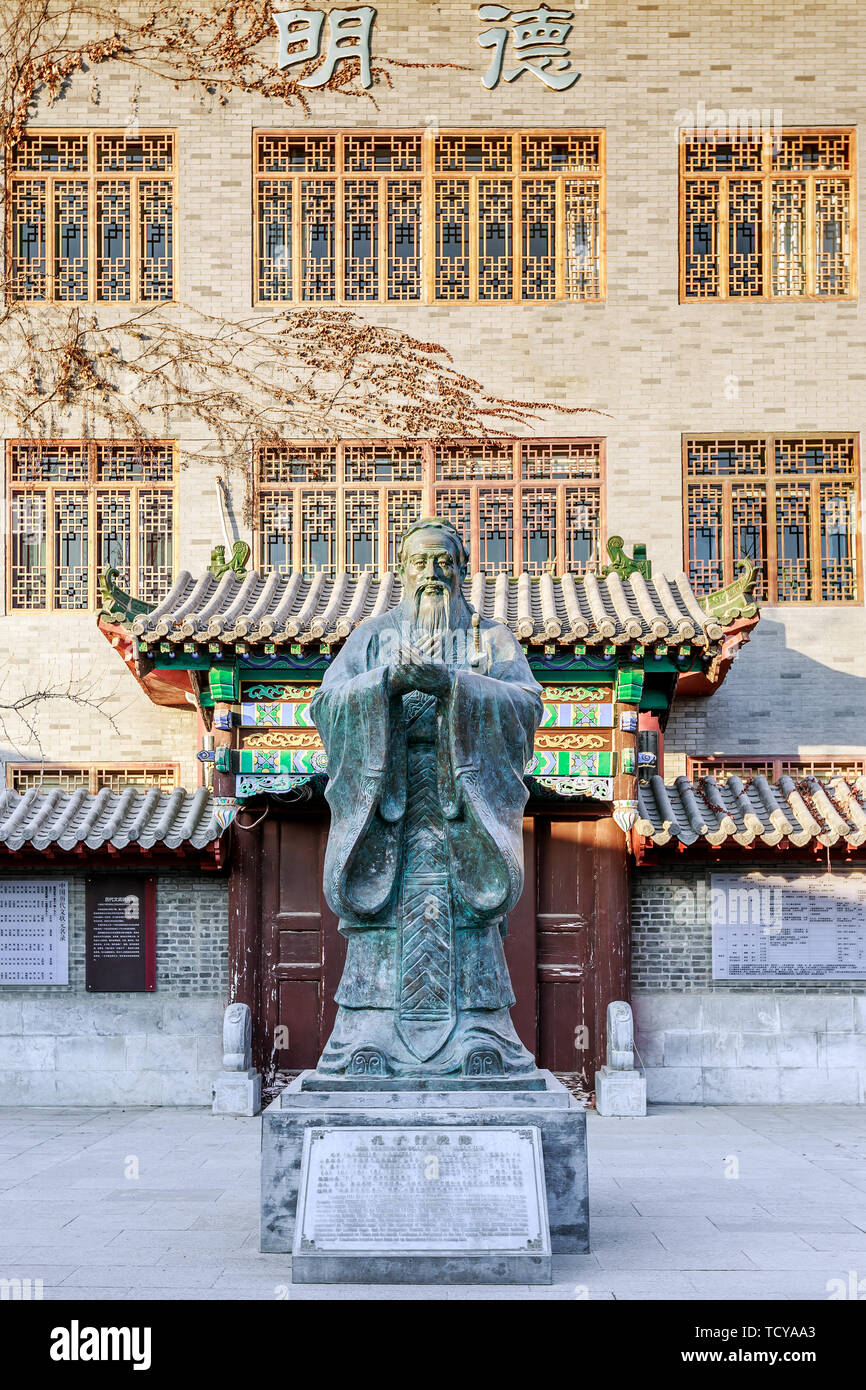 Statua di Confucio in Gongyuan della prefettura di Qingzhou Foto Stock