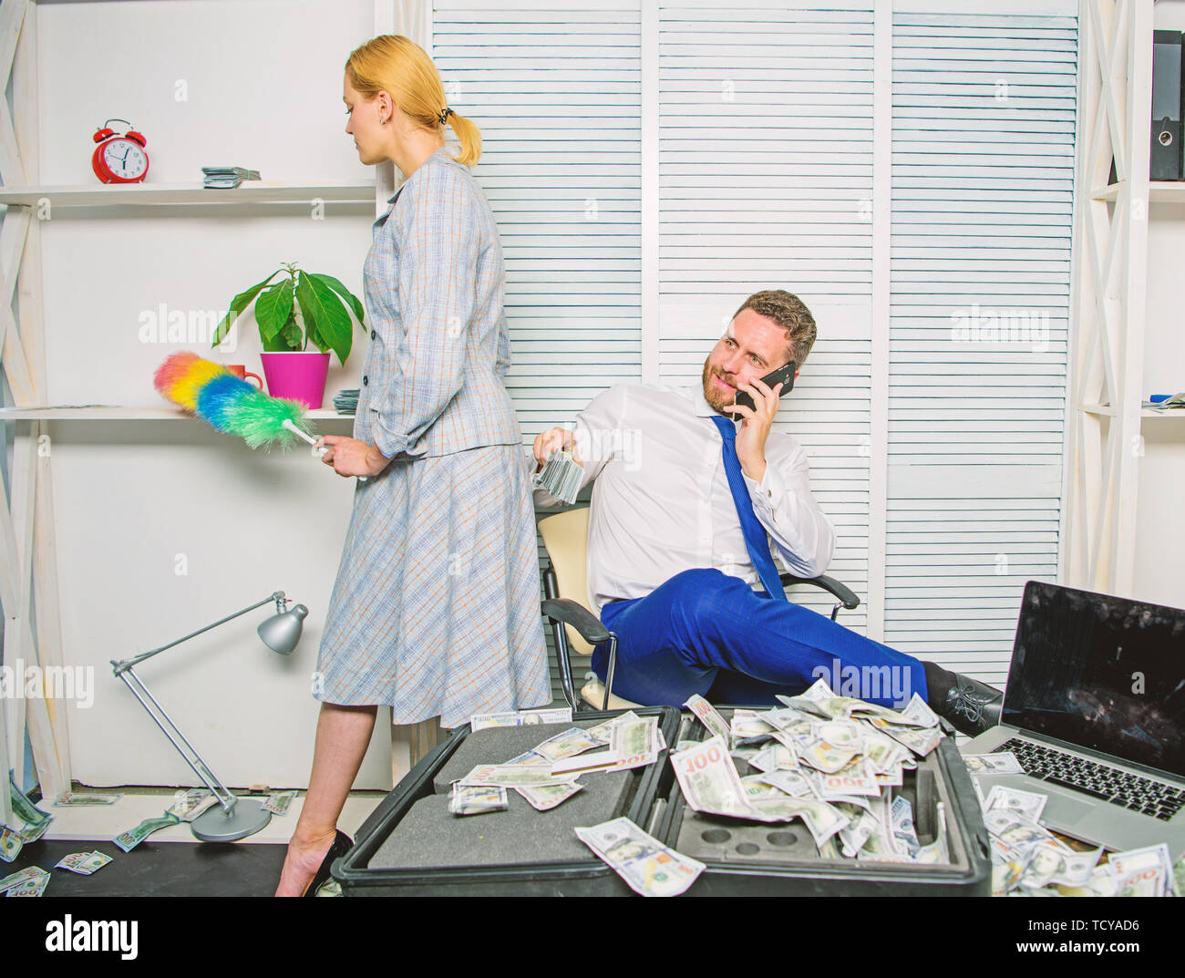 Il concetto di discriminazione. La parità di diritti per il lavoro di istruzione e di stipendio. La discriminazione di genere nella vita aziendale. Femmina di discriminazione sul posto di lavoro. Donna pulizia ufficio mentre boss conteggiare denaro. Foto Stock