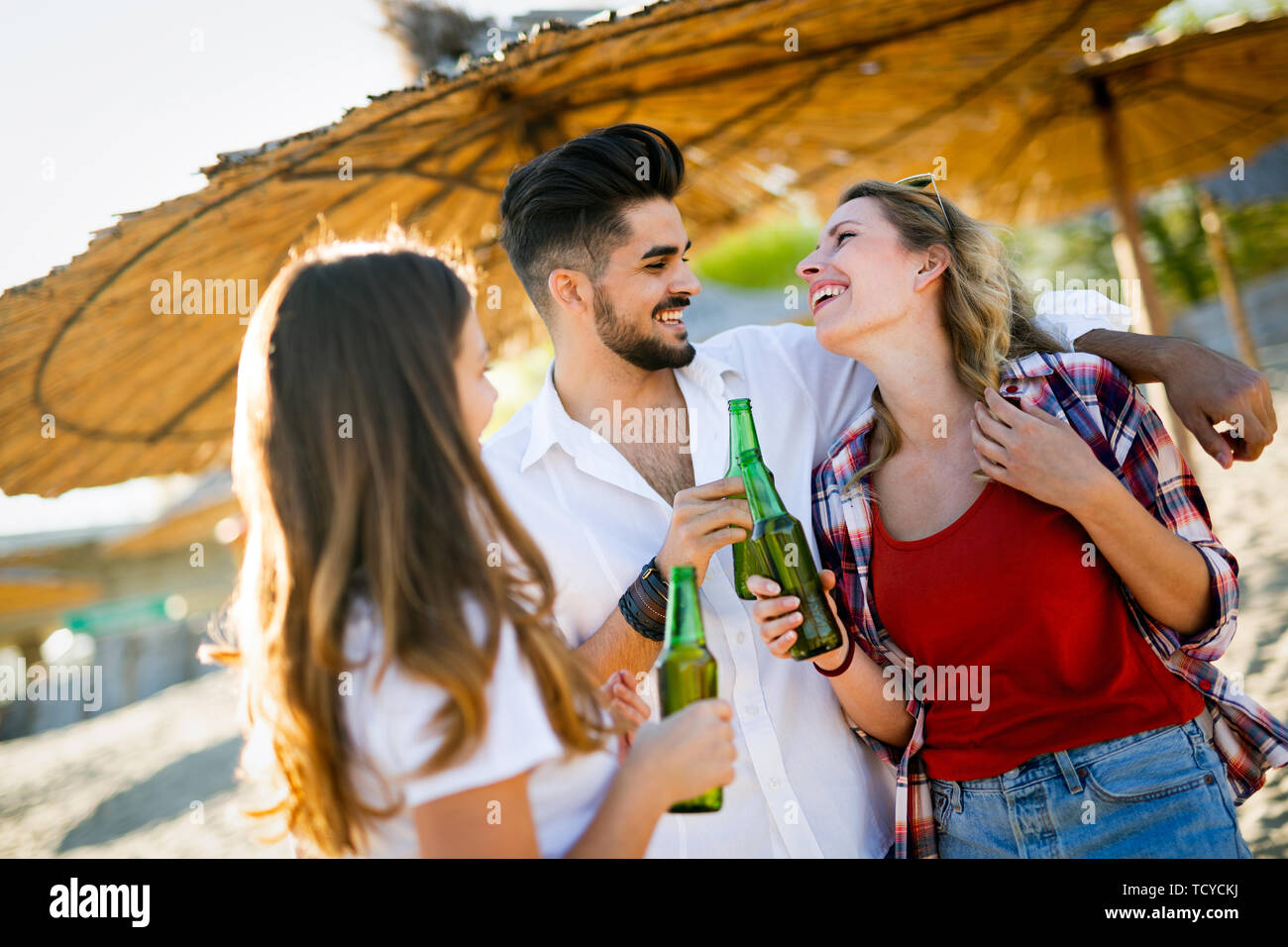 Felice gruppo di giovani per divertirsi in spiaggia Foto Stock