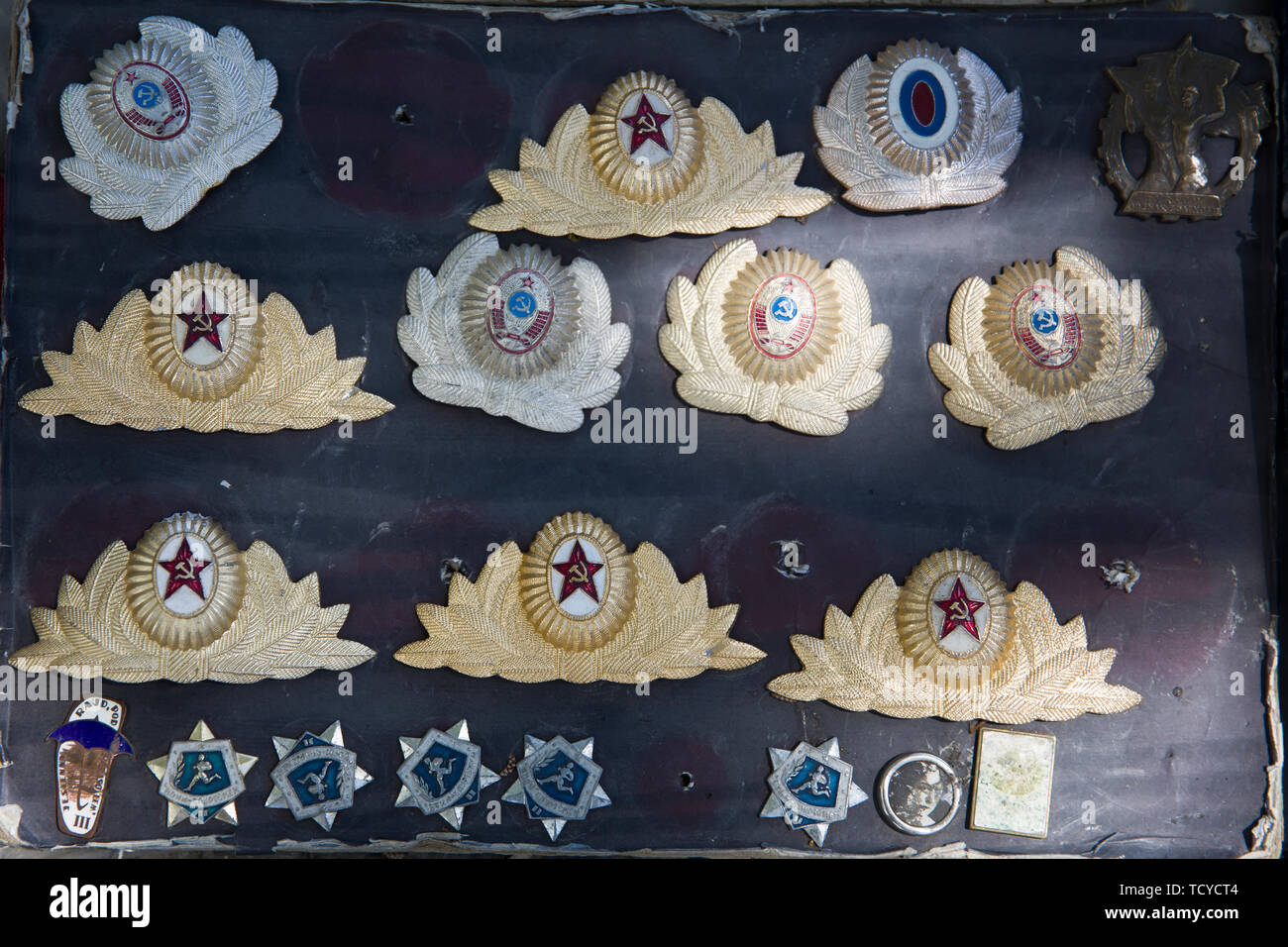 TBILISI, GEORGIA - 3 Maggio 2019: Vecchio badge sovietica, ordini e medaglie venduti sul secco del mercato Ponte a Tbilisi, Georgia. Si tratta di una pratica quotidiana di open-air fle Foto Stock