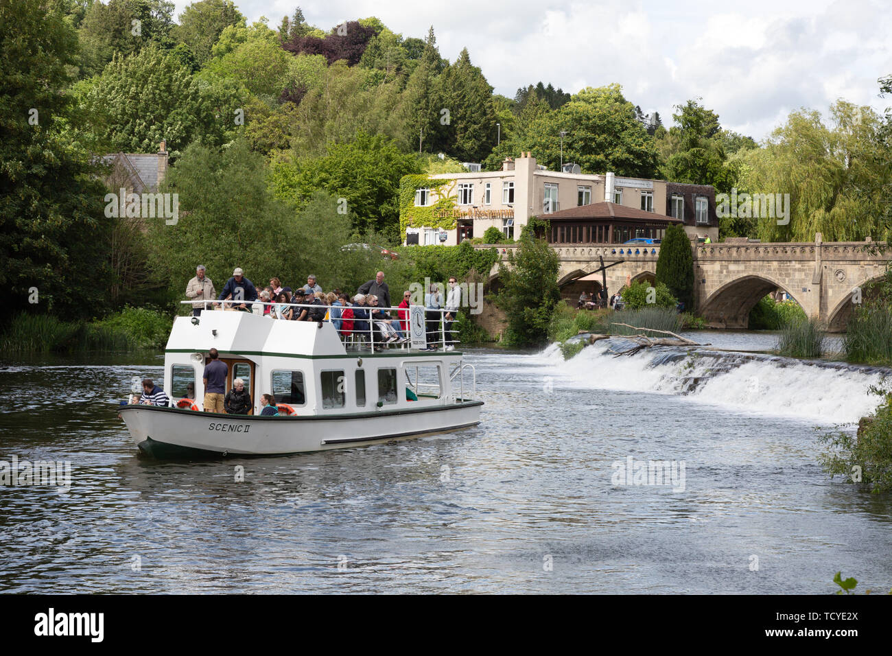 Il fiume Avon a Bathampton Mill, con piacere una barca piena di turisti da bagno su una soleggiata giornata estiva in giugno, Somerset, Inghilterra, Regno Unito Foto Stock