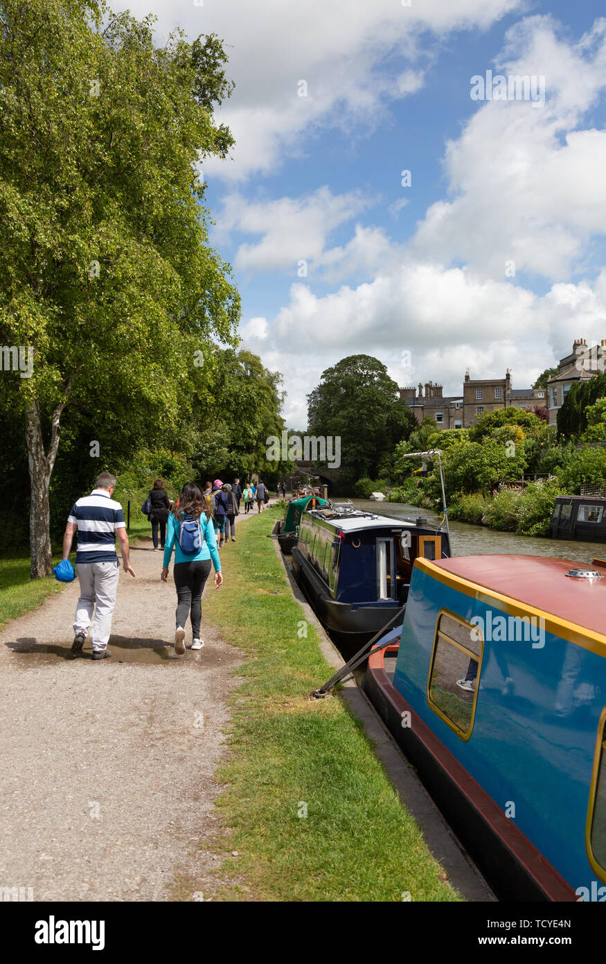 La gente che camminava Regno Unito - gli escursionisti a piedi sulla strada alzaia del Kennet and Avon Canal a Bath Somerset England Regno Unito Foto Stock