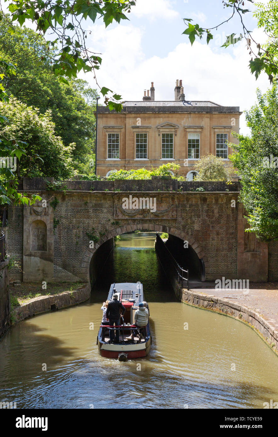 Kennet and Avon Canal, bagno Somerset England Regno Unito - un canal boat andare sotto un ponte su una soleggiata giornata estiva in giugno Foto Stock