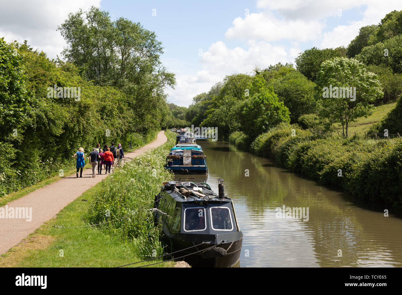 Kennet and Avon Canal - persone a piedi dalla Kennet & Avon canal nel Somerset campagna a Bathampton, bagno Somerset England Regno Unito Foto Stock