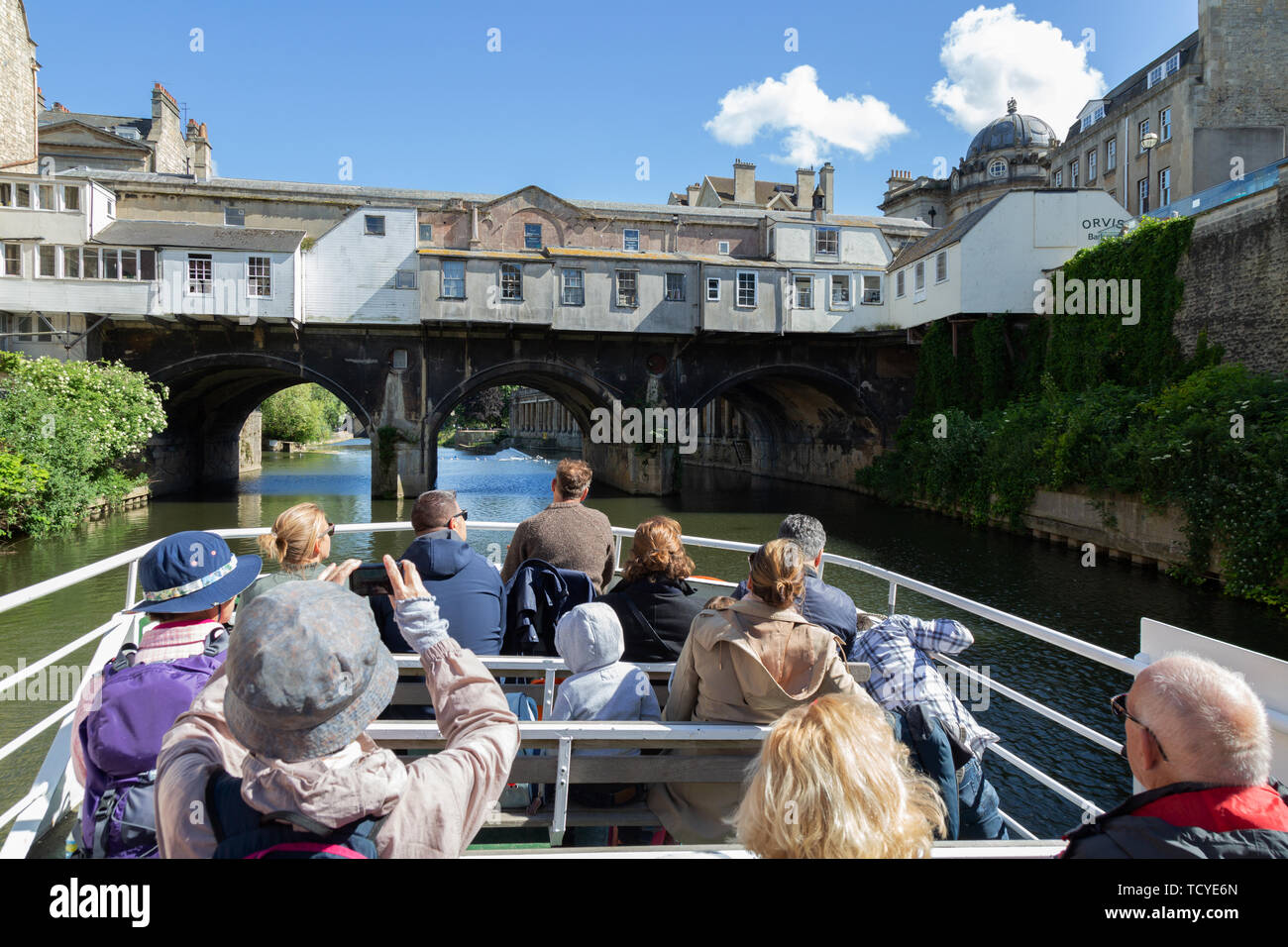 Bath Inghilterra - una imbarcazione turistica con persone avvicinando Pulteney Bridge sul fiume Avon in estate; UNESCO World Heritage Site, bagno Somerset REGNO UNITO Foto Stock