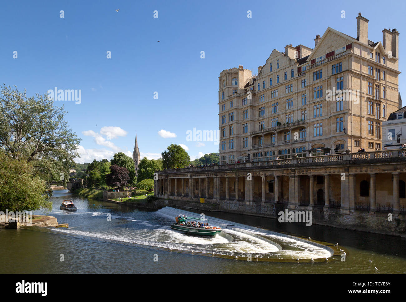 Bath Inghilterra - Pulteney Weir e edifici sul fiume Avon in estate il sole, sito patrimonio mondiale dell'UNESCO, bagno Somerset REGNO UNITO Foto Stock