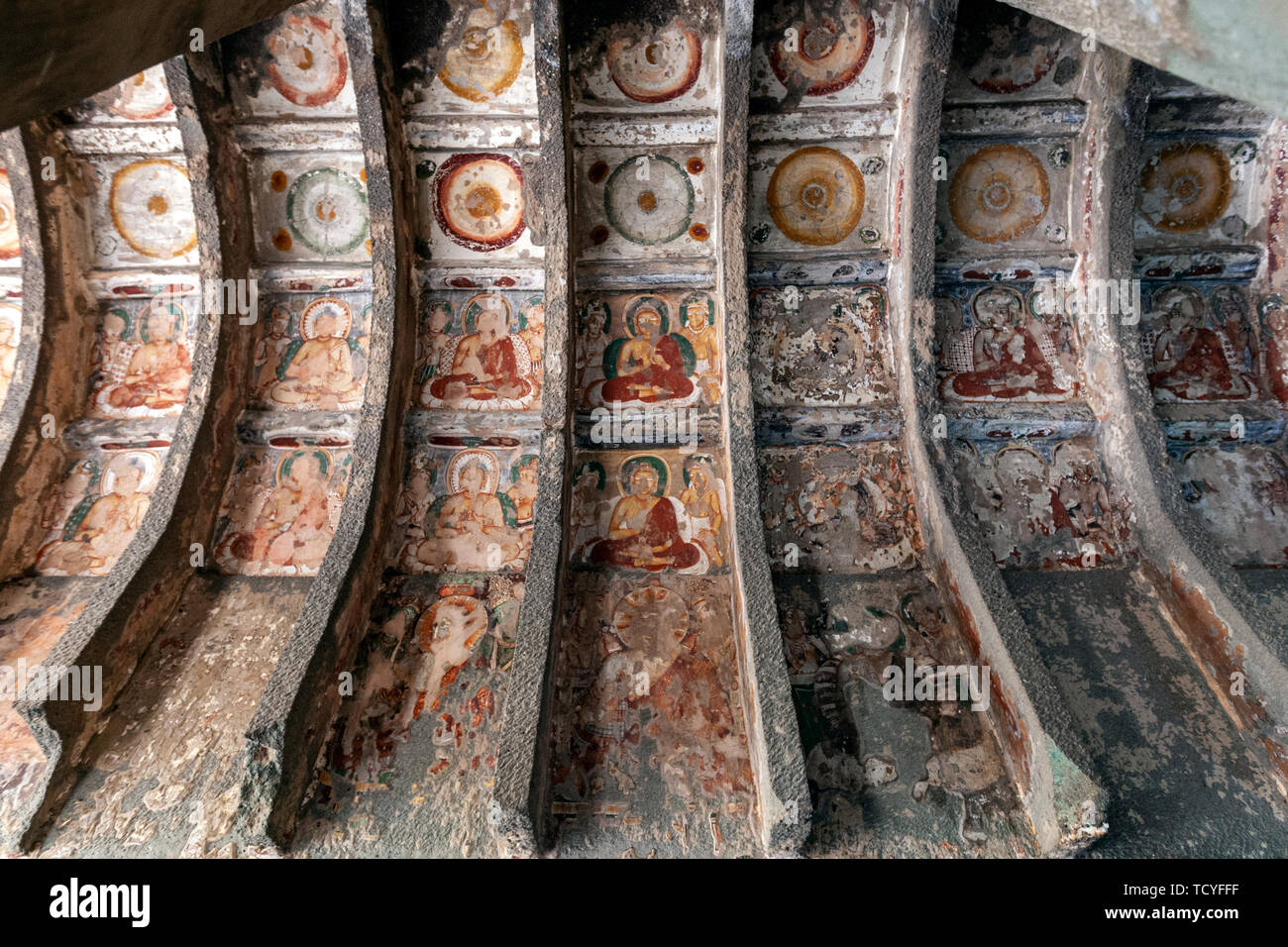 Dipinti di Buddha e Bodhisattvas sulle arcate. Cave 10, grotte di Ajanta, Aurangabad distretto, nello Stato del Maharashtra, India Foto Stock